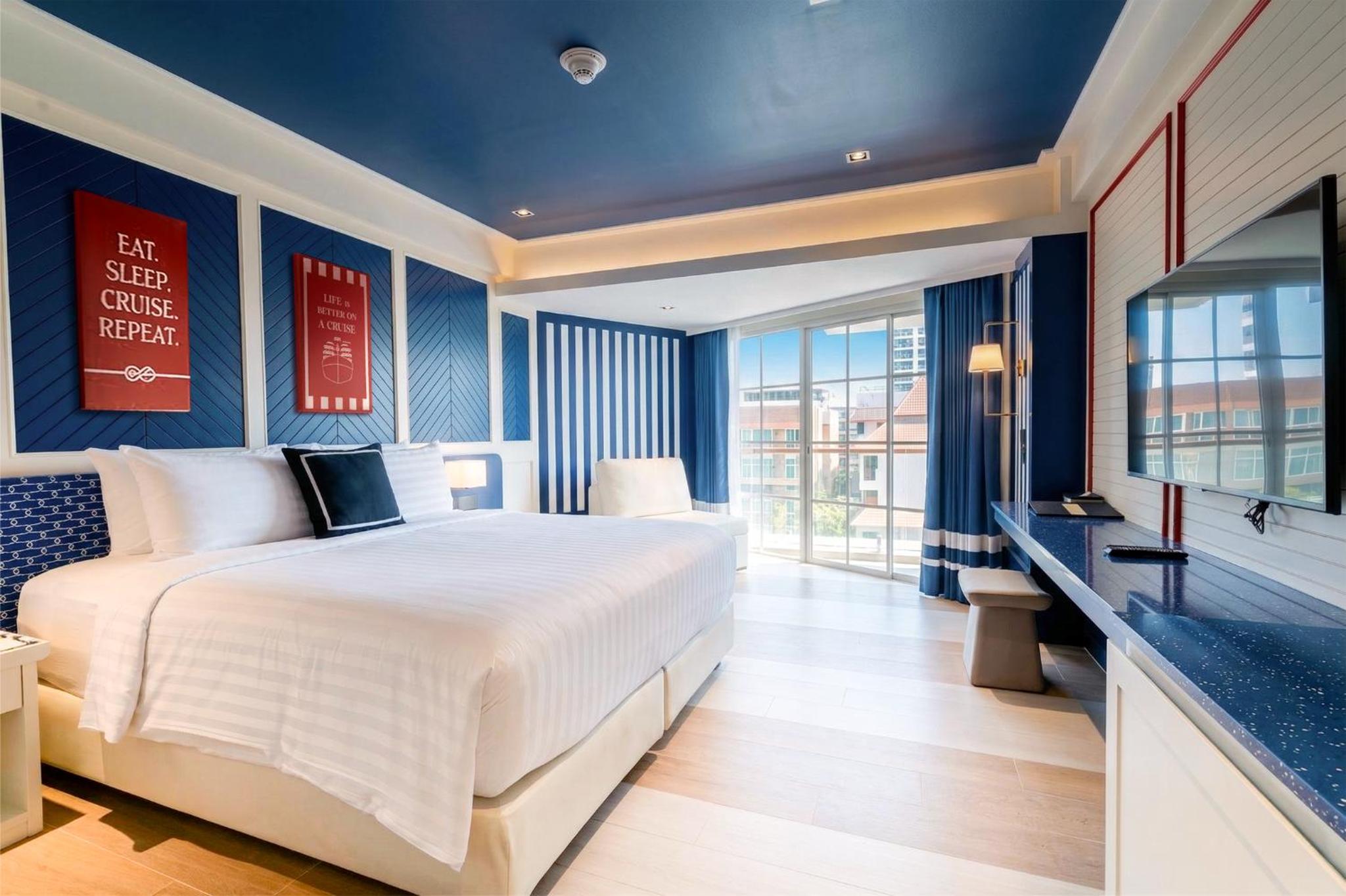 Cruise Cabin Partial Seaview King Bed photo 1