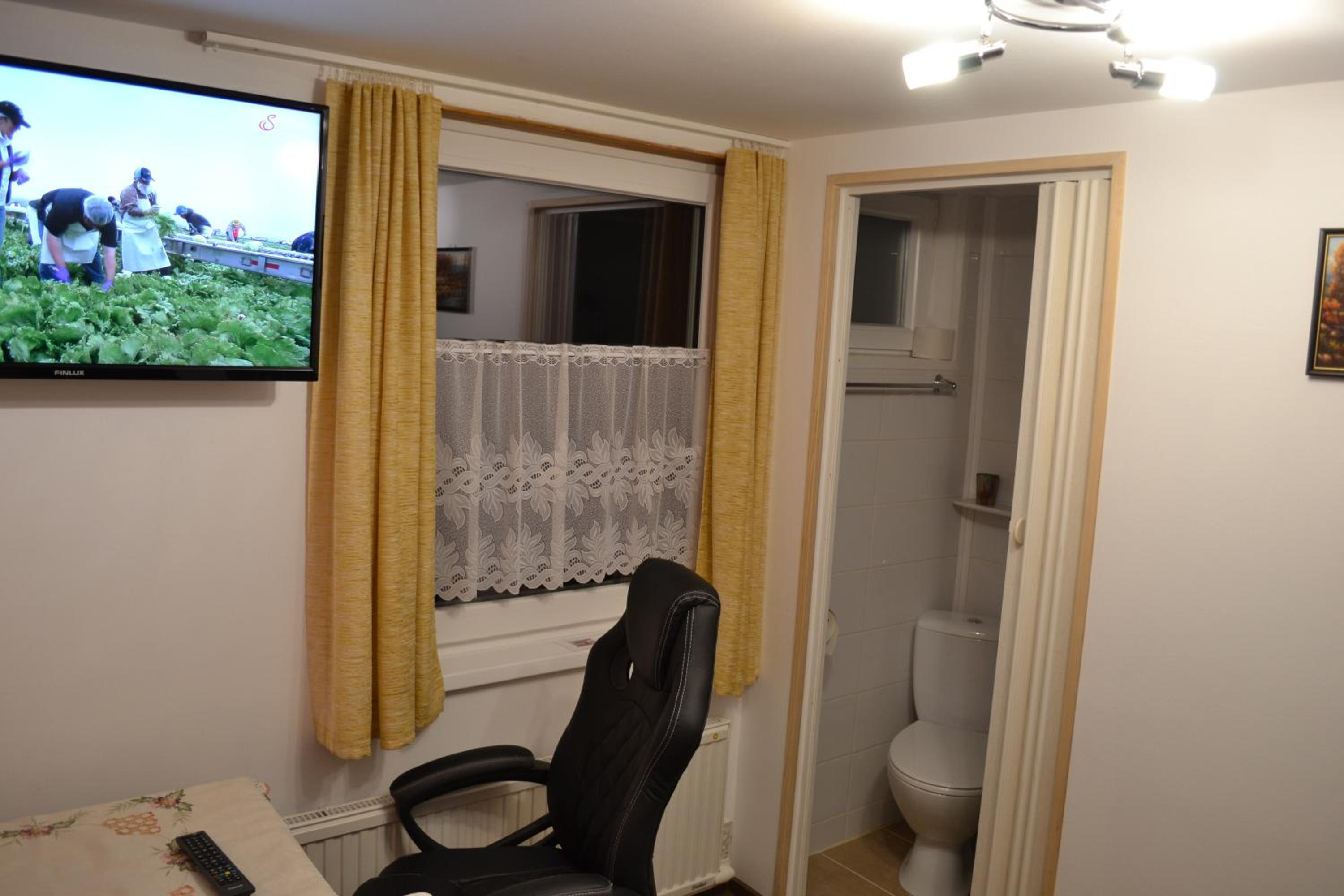 Single Room with Private Bathroom photo 3