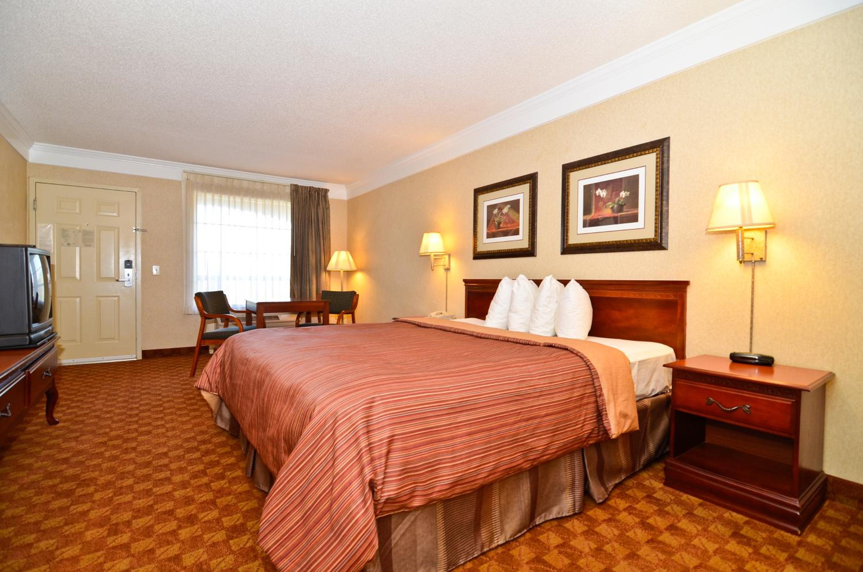 King Room - Non-Smoking photo 2