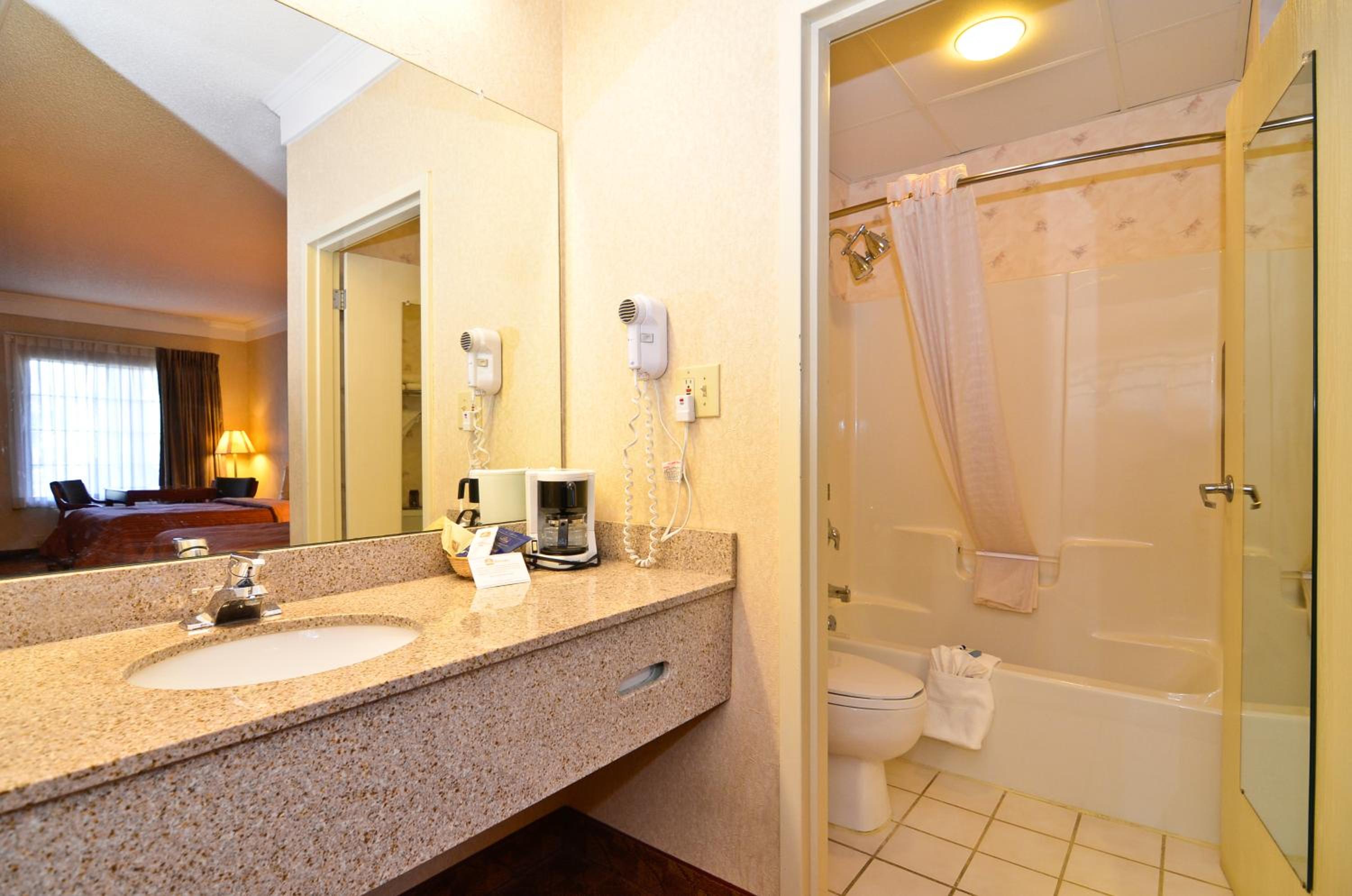 Double Room with Two Double Beds - Smoking photo 2