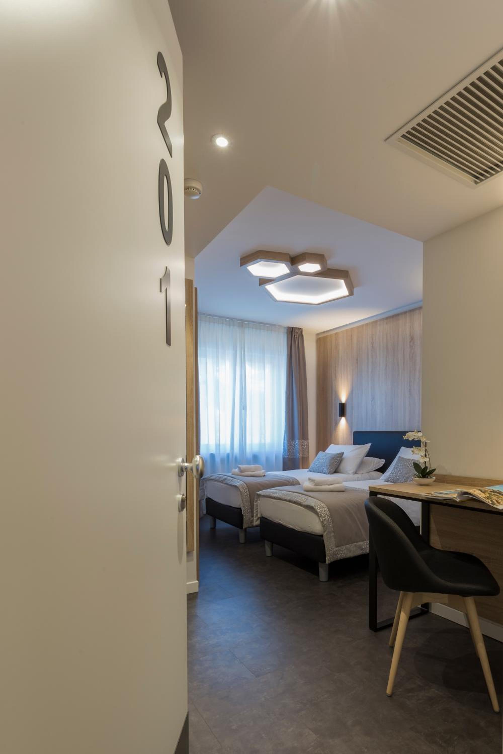 Double Room with Extra Bed photo 2