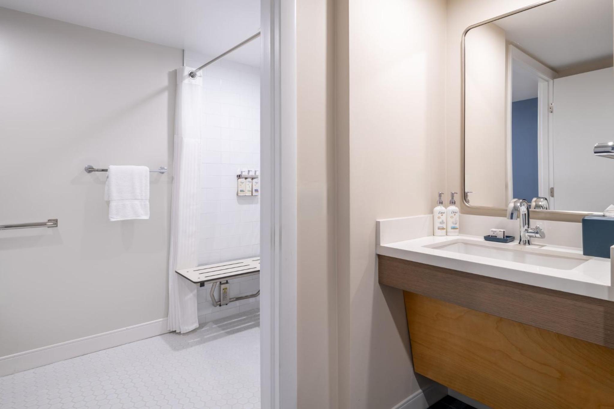 King Room with Mobility Accessible Roll-In Shower - Non-Smoking - Photo 3