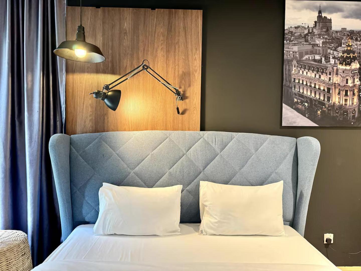 Deluxe One-Bedroom Apartment