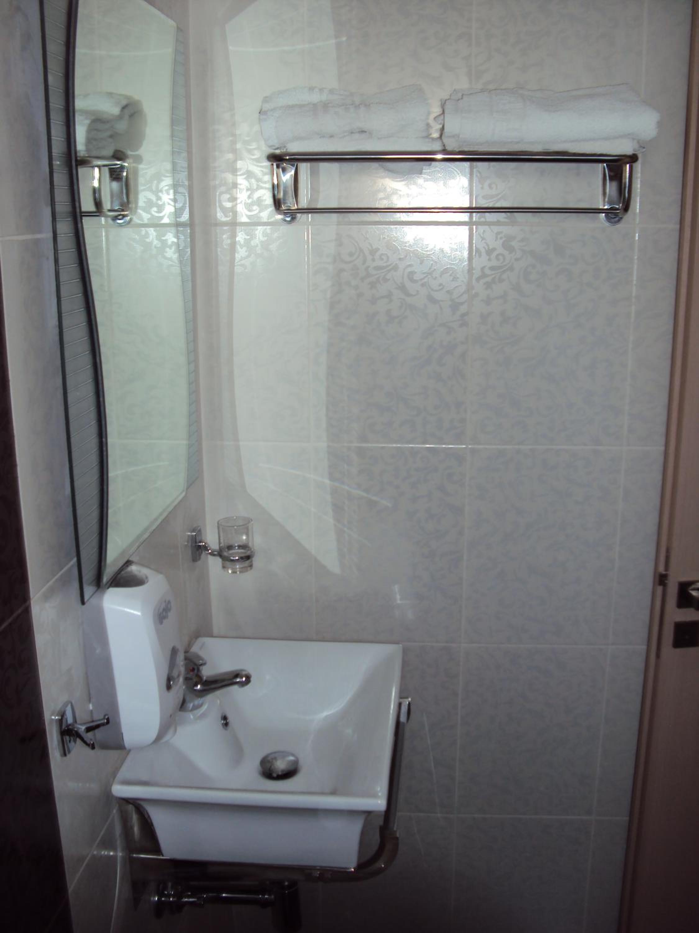 Double or Twin Room with Balcony - Photo 9