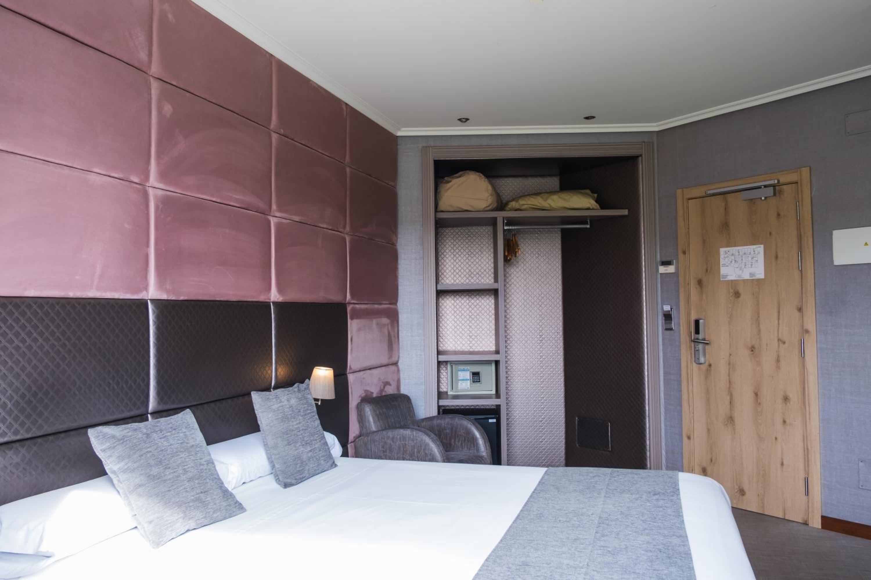 Deluxe Double Room with Balcony - Photo 6