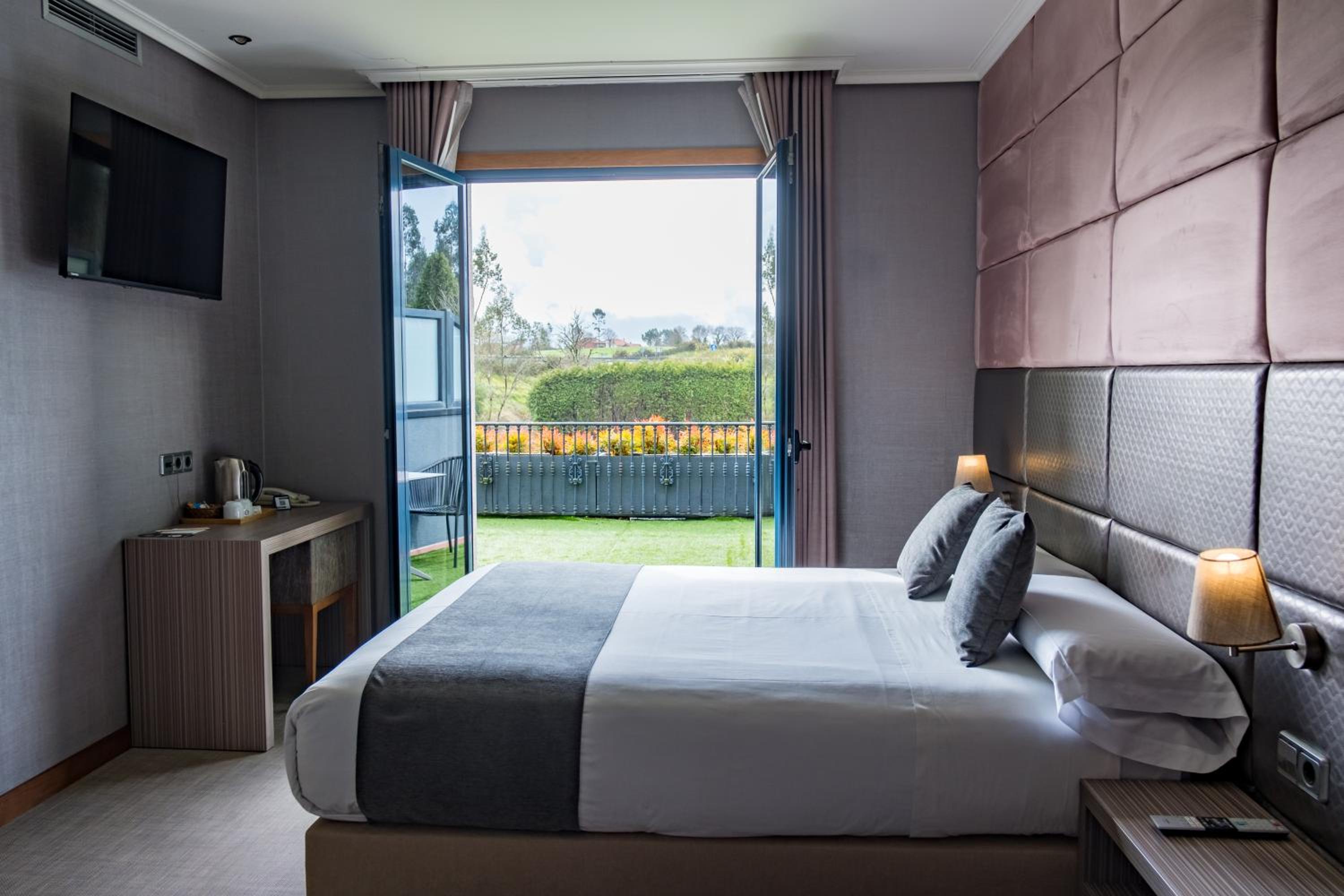 Deluxe Double Room with Balcony - Photo 5