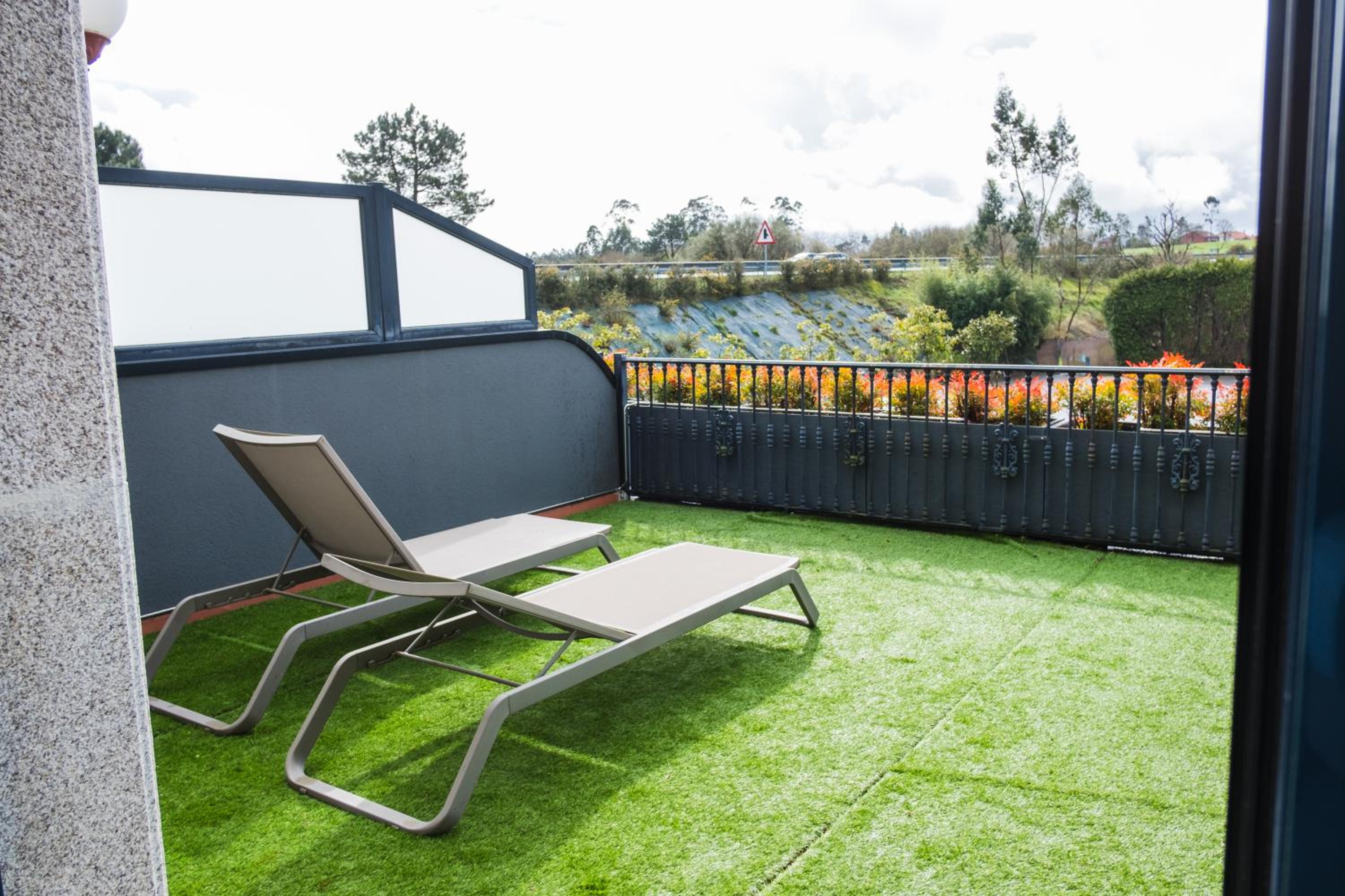 Deluxe Double Room with Balcony - Photo 4
