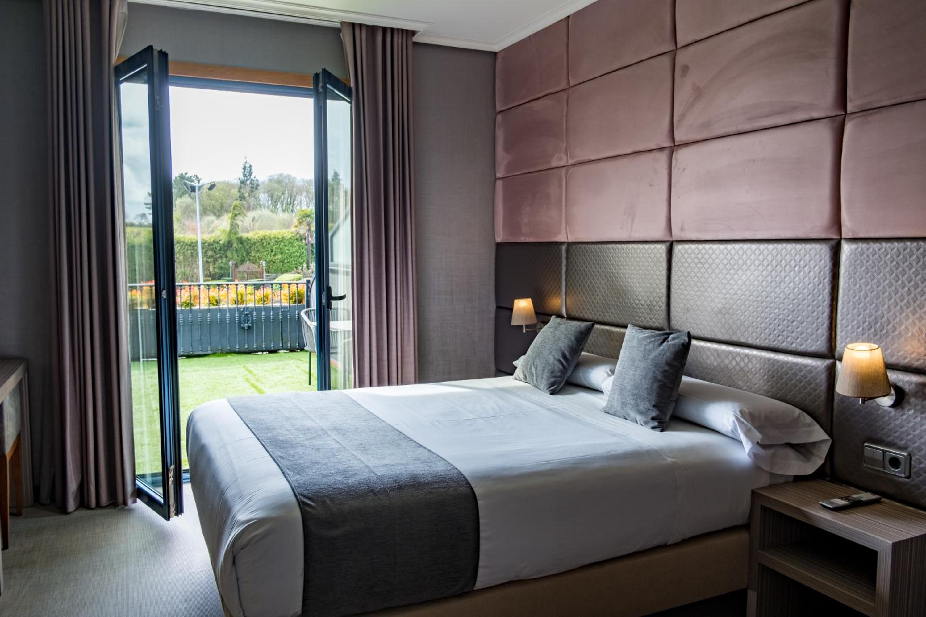 Deluxe Double Room with Balcony - Photo 7