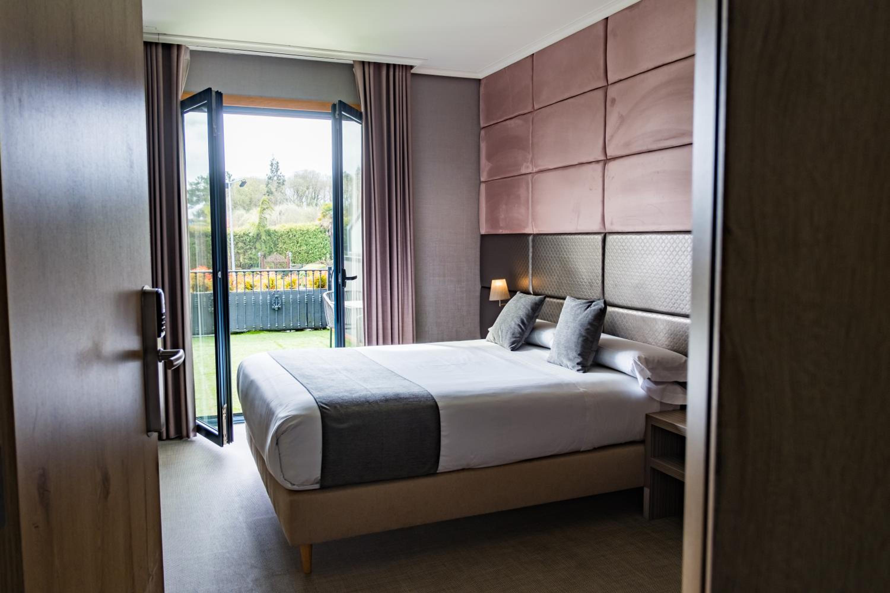 Deluxe Double Room with Balcony - Photo 3