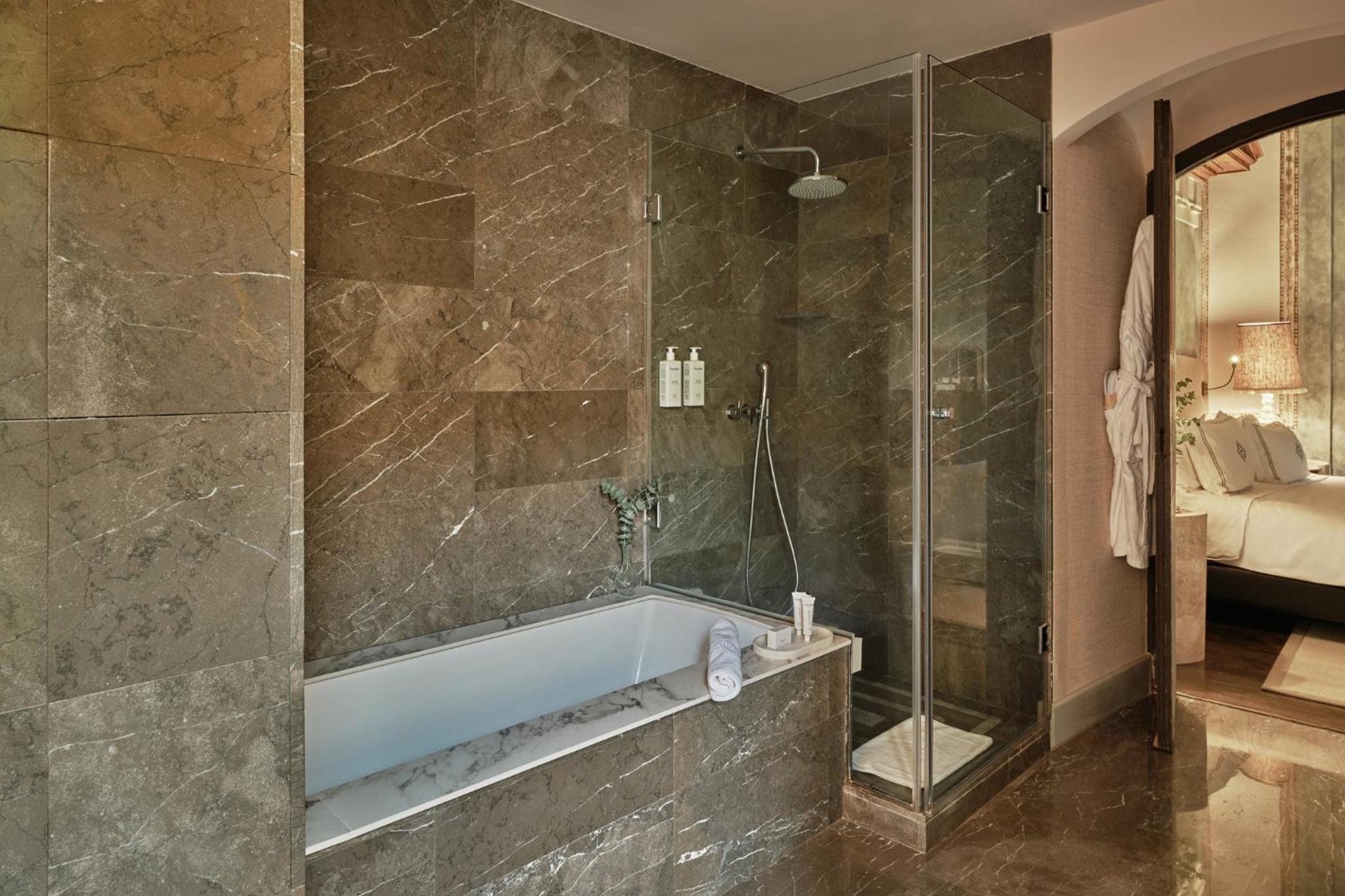 Deluxe King Suite