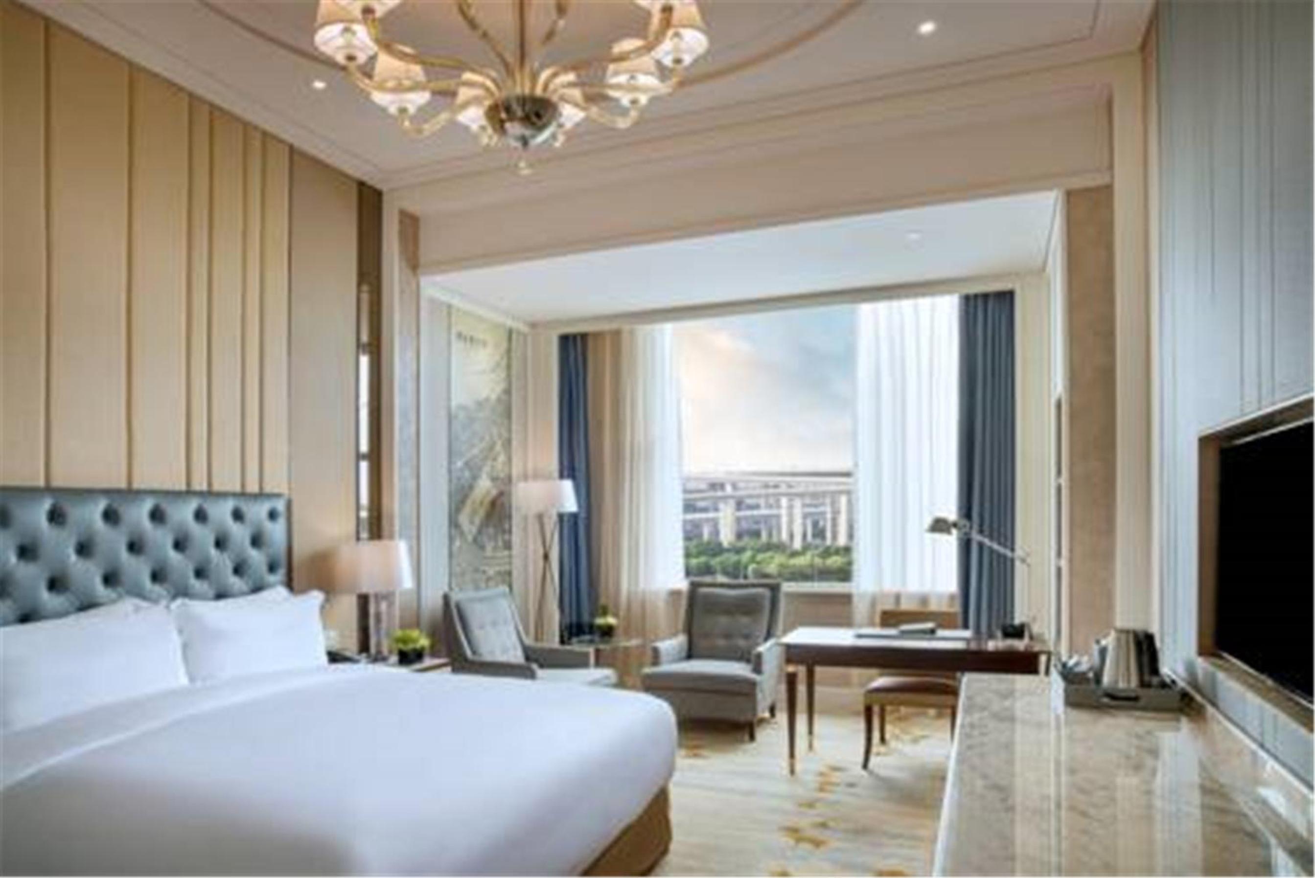 Superior King Room with Club Access