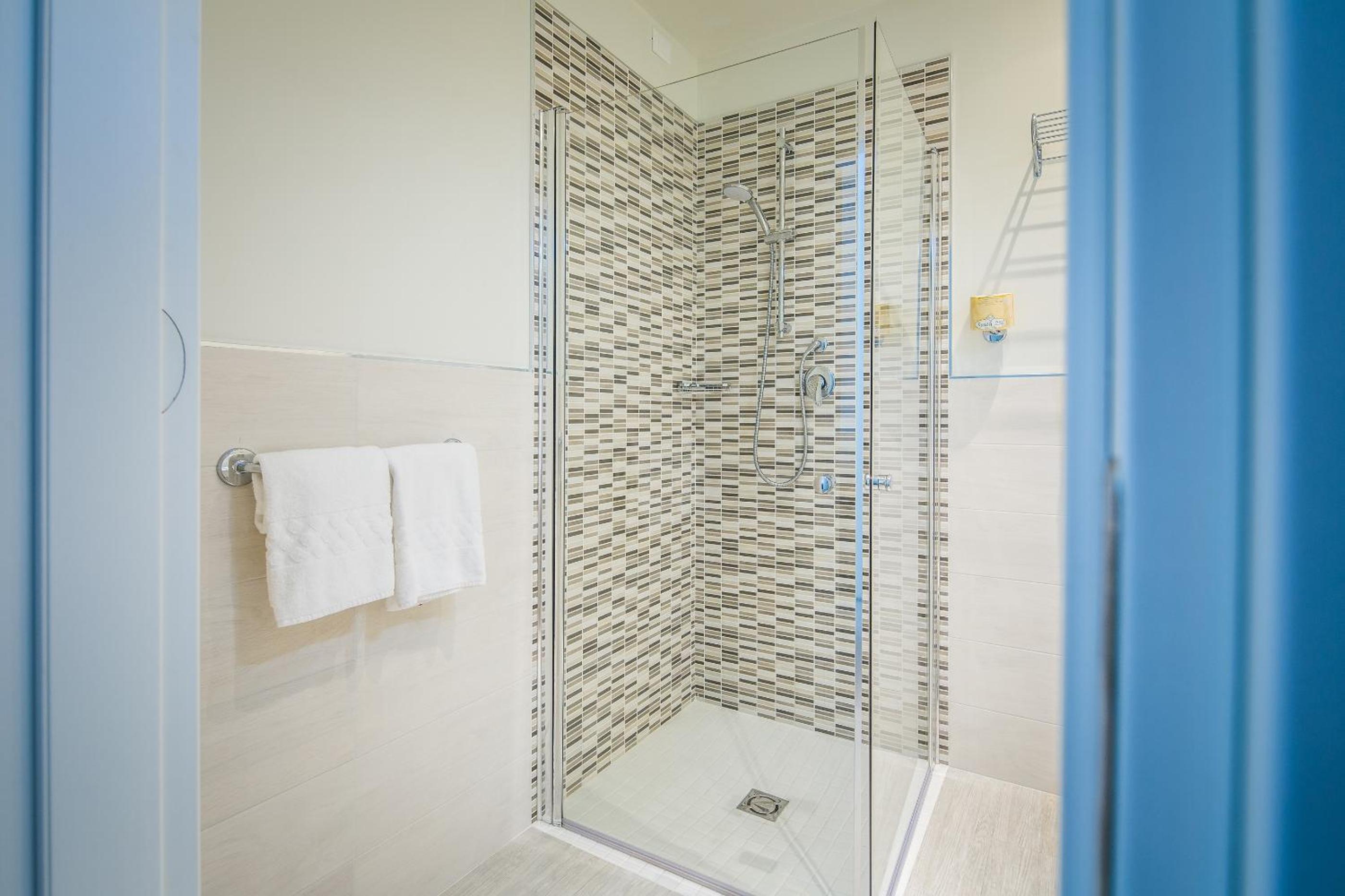 Panoramic Double Room with Balcony and Partial Sea View - Photo 3