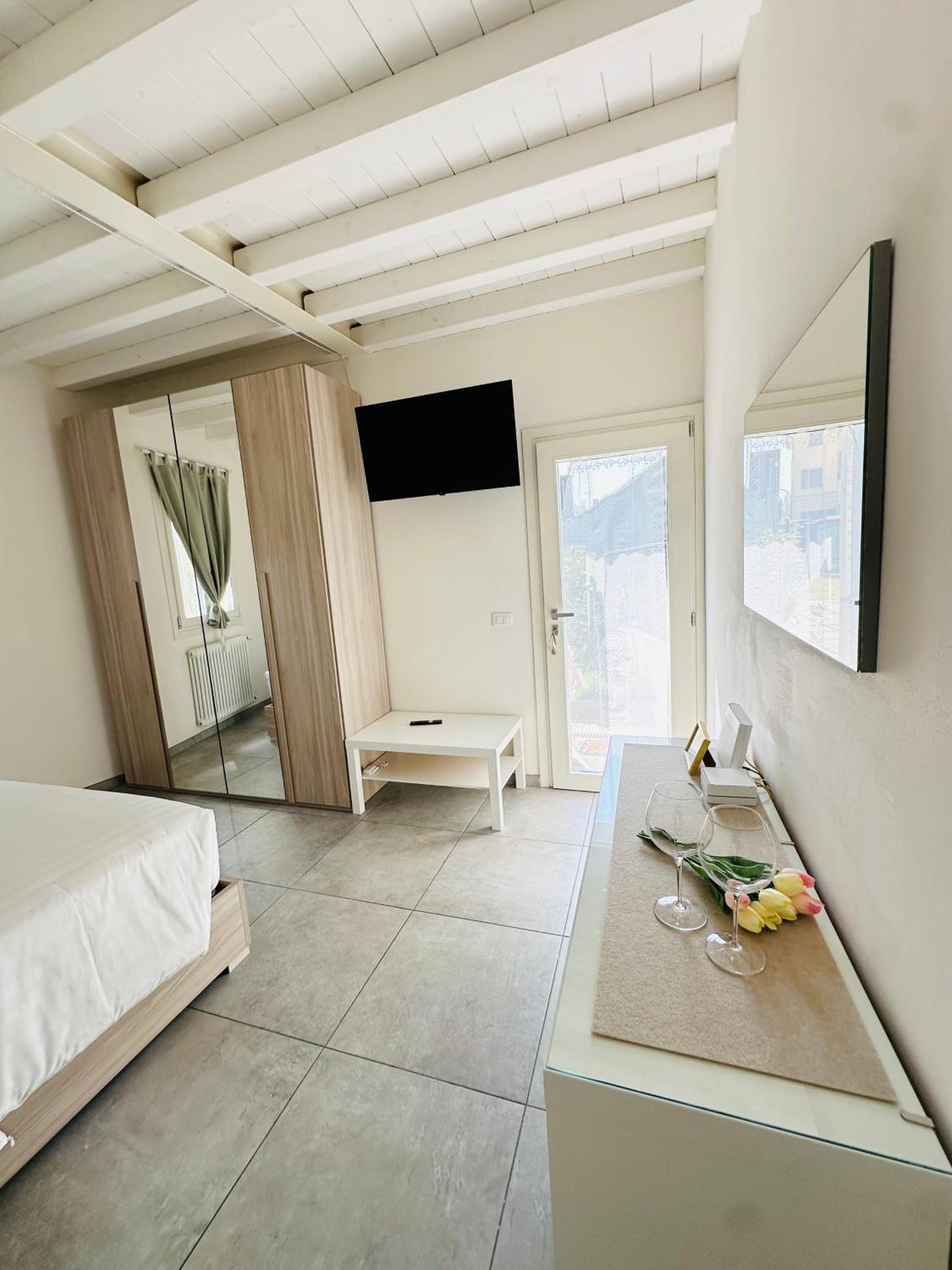 One-Bedroom Apartment with Garden photo 3