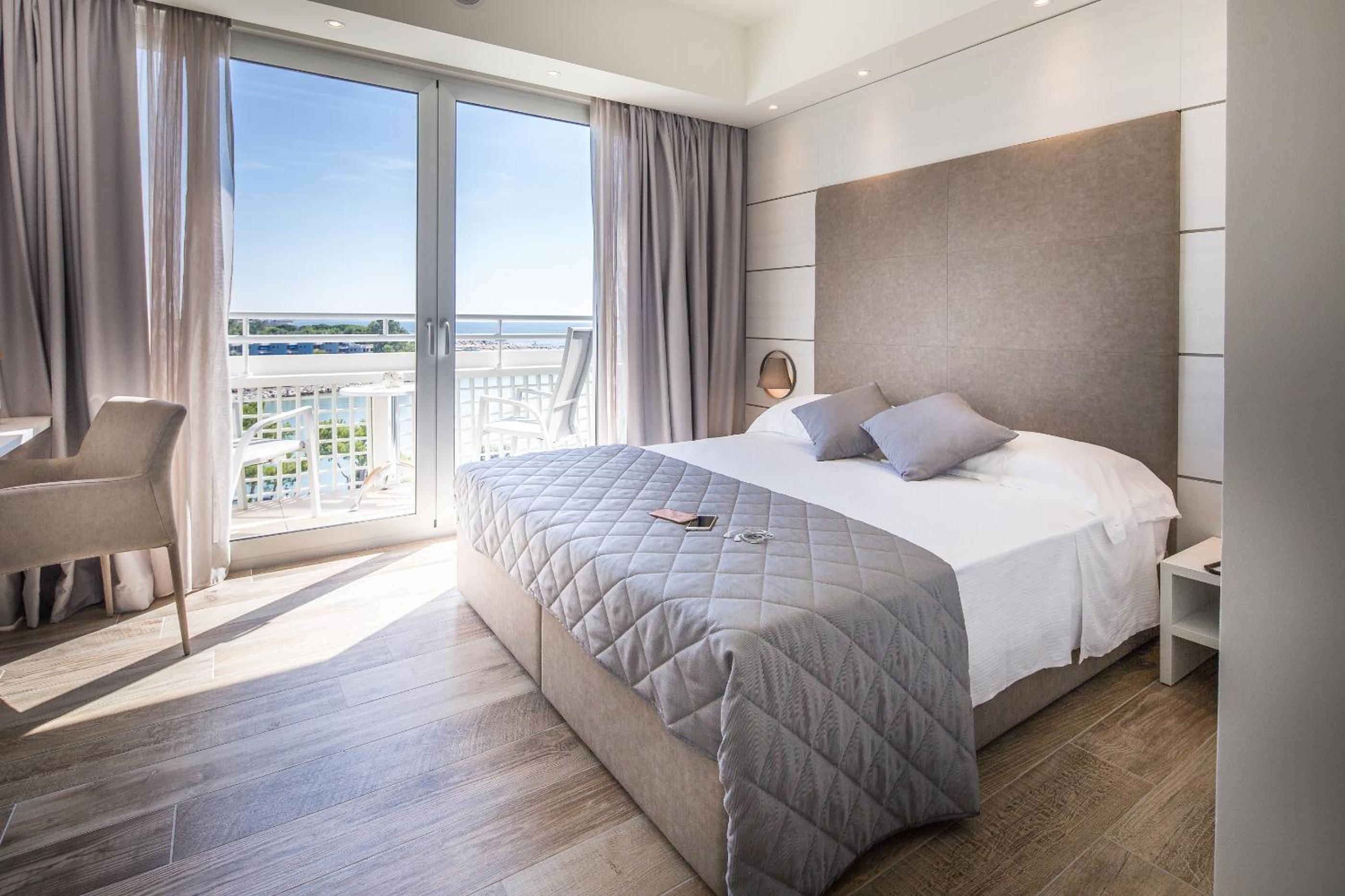 Comfort Double or Twin Room with Partial Sea View 