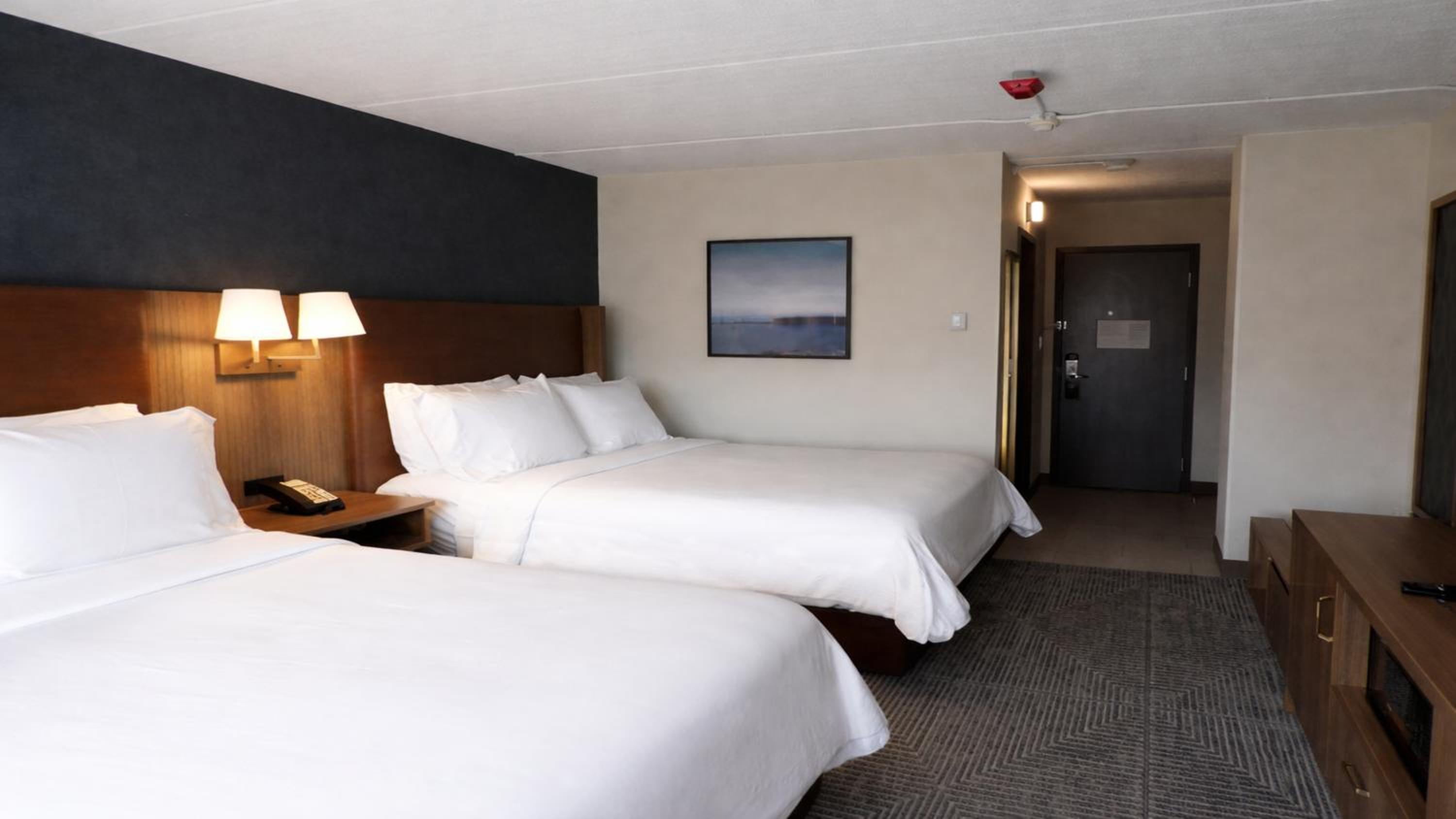 Standard Queen Room with Two Queen Beds - Photo 3