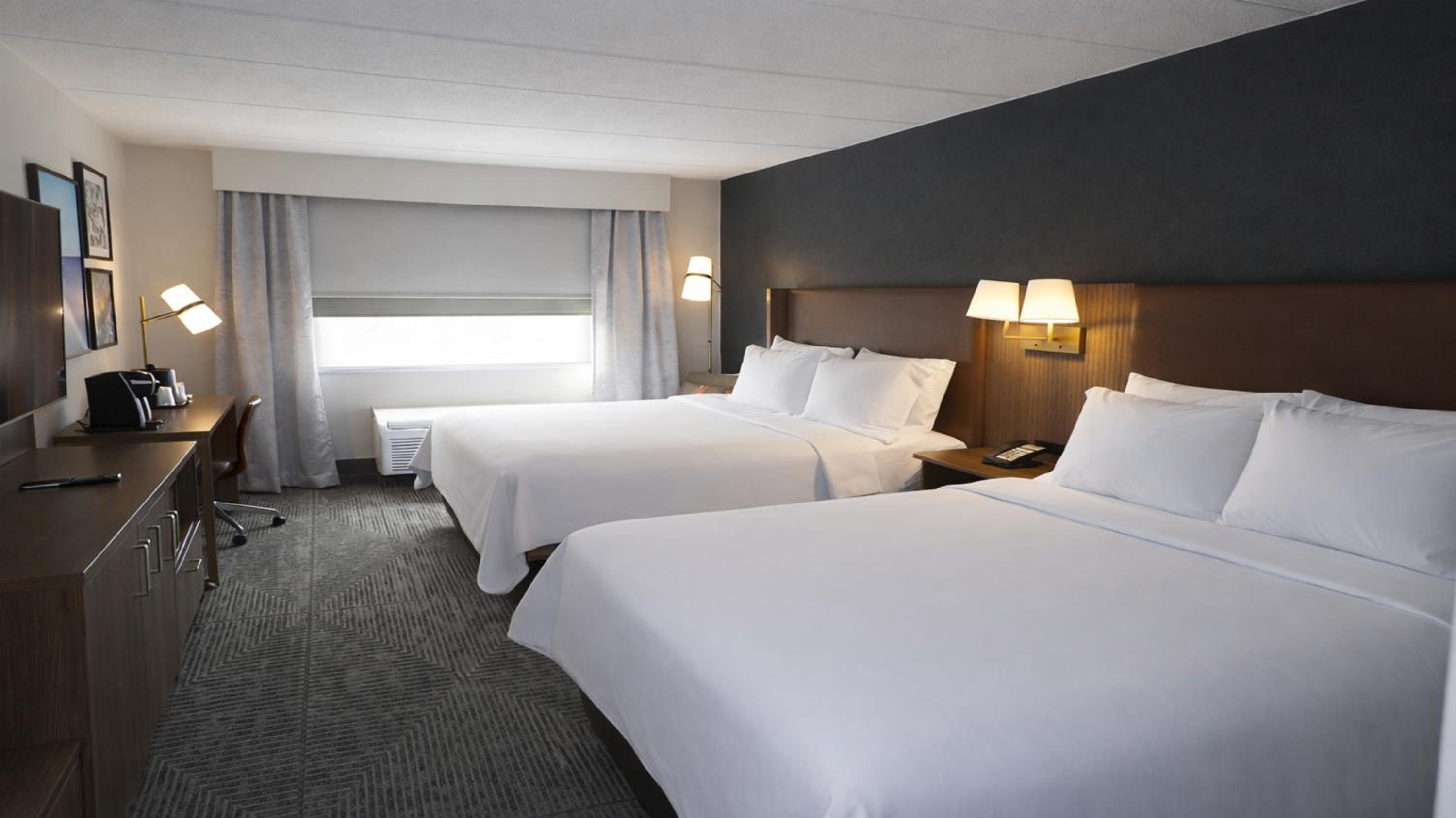 Standard Queen Room with Two Queen Beds - Photo 4
