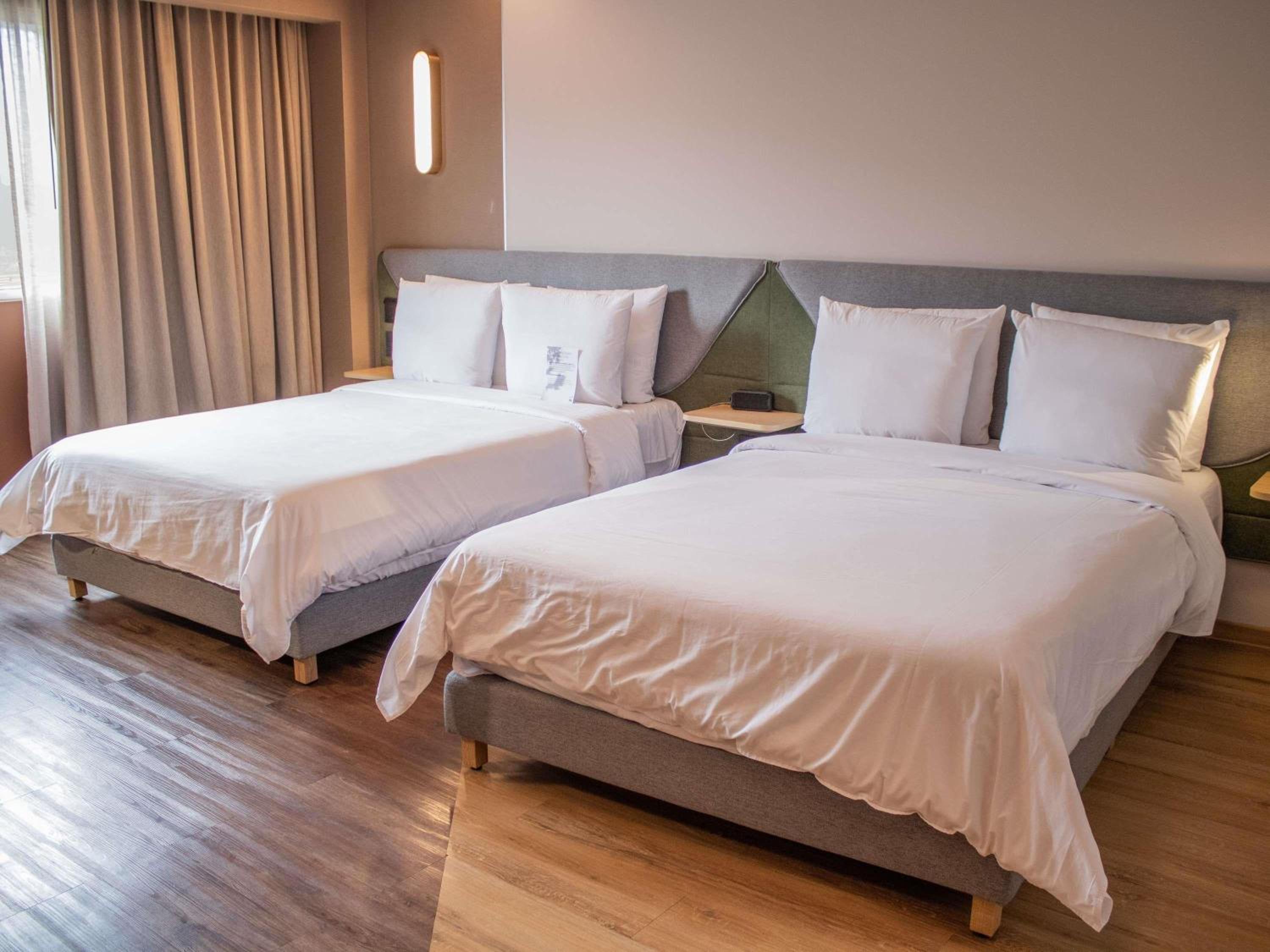 Executive Double Room with Two Double Beds - Photo 7