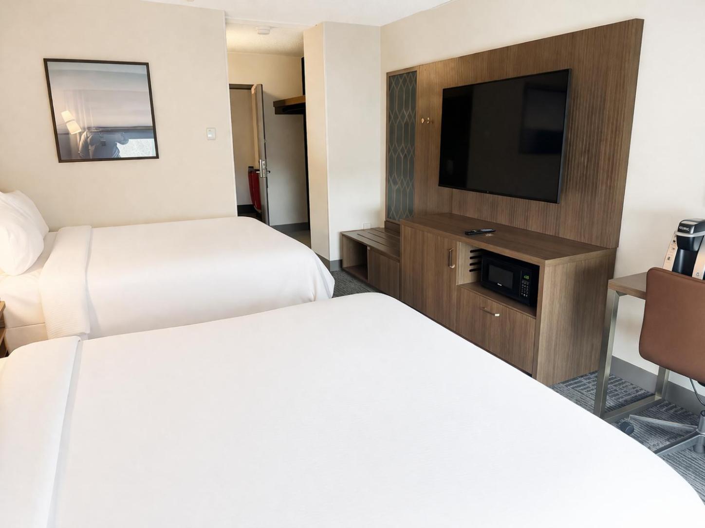 Standard Queen Room with Two Queen Beds - Photo 5