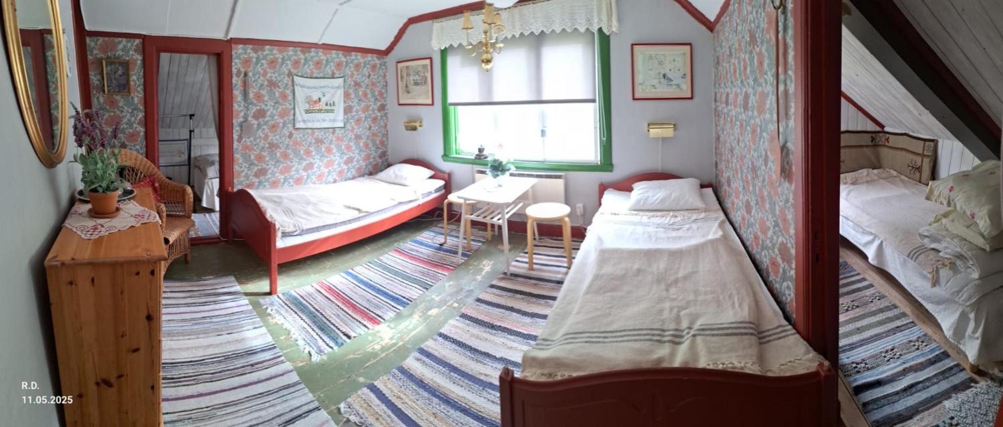 Quadruple Room with Shared Bathroom photo 2