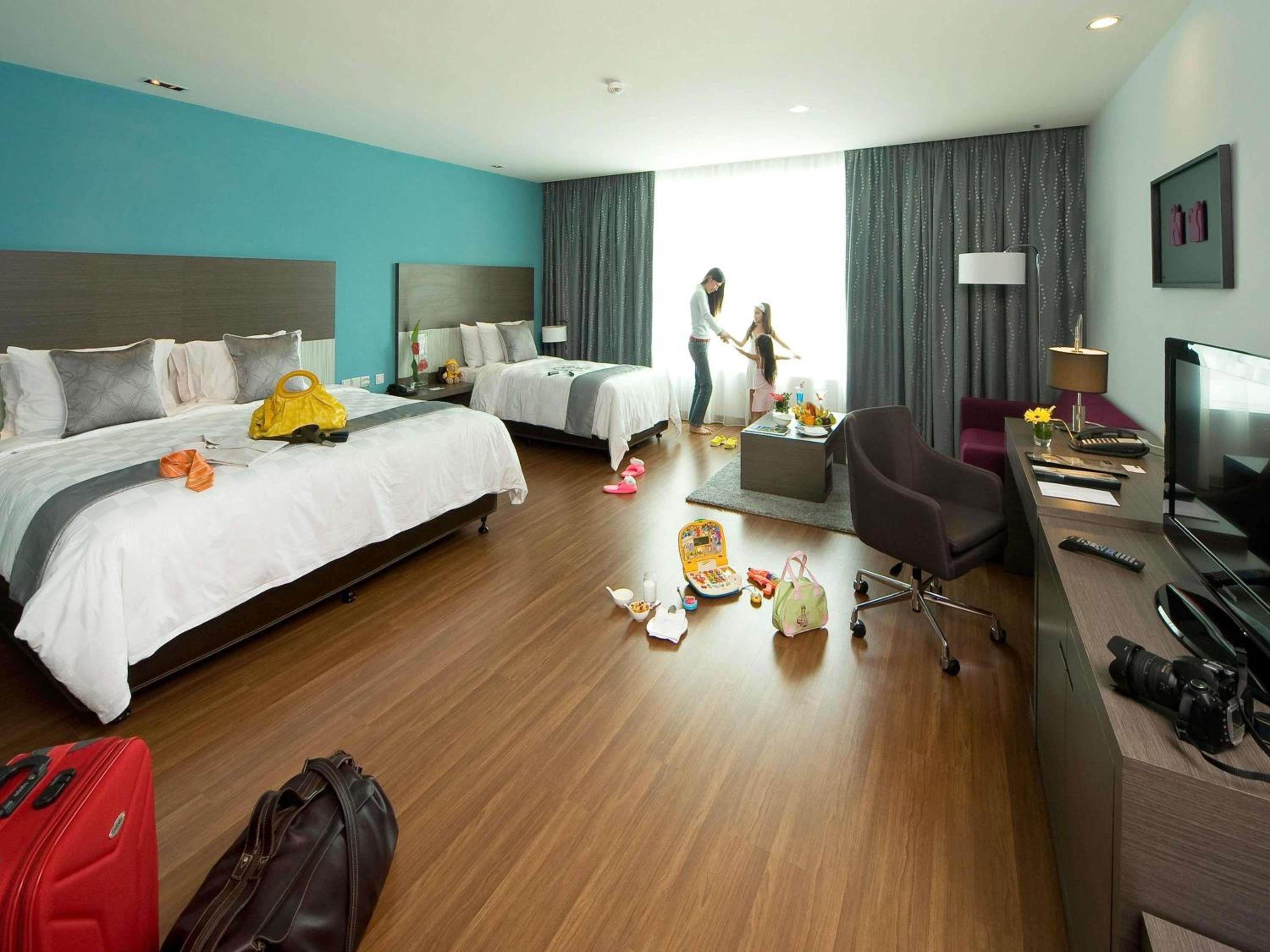 Family Executive Room with One King Bed, One Single Bed and Lounge Access - Photo 1