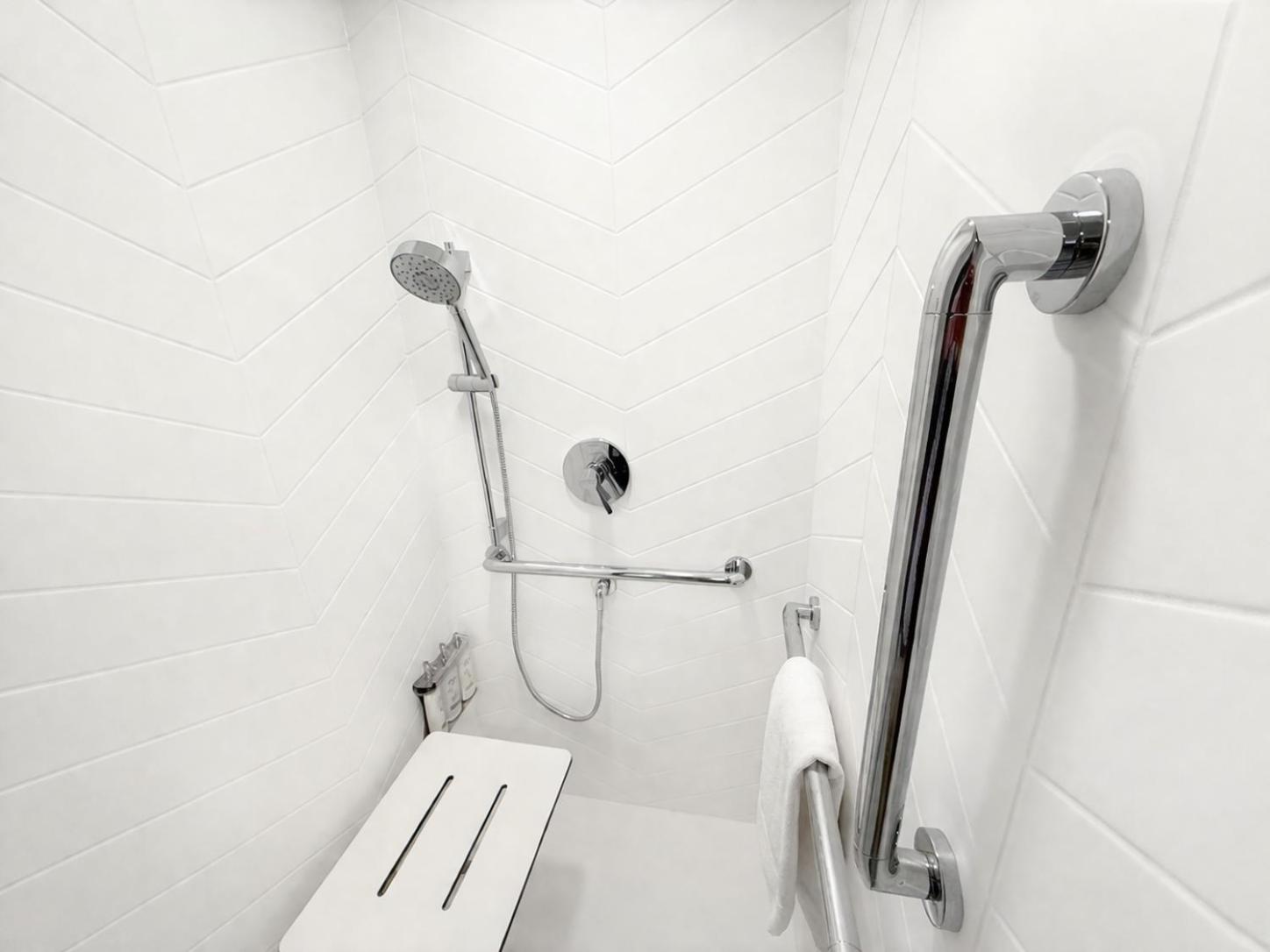 King Room - Hearing Accessible - Roll-in Shower - Photo 3