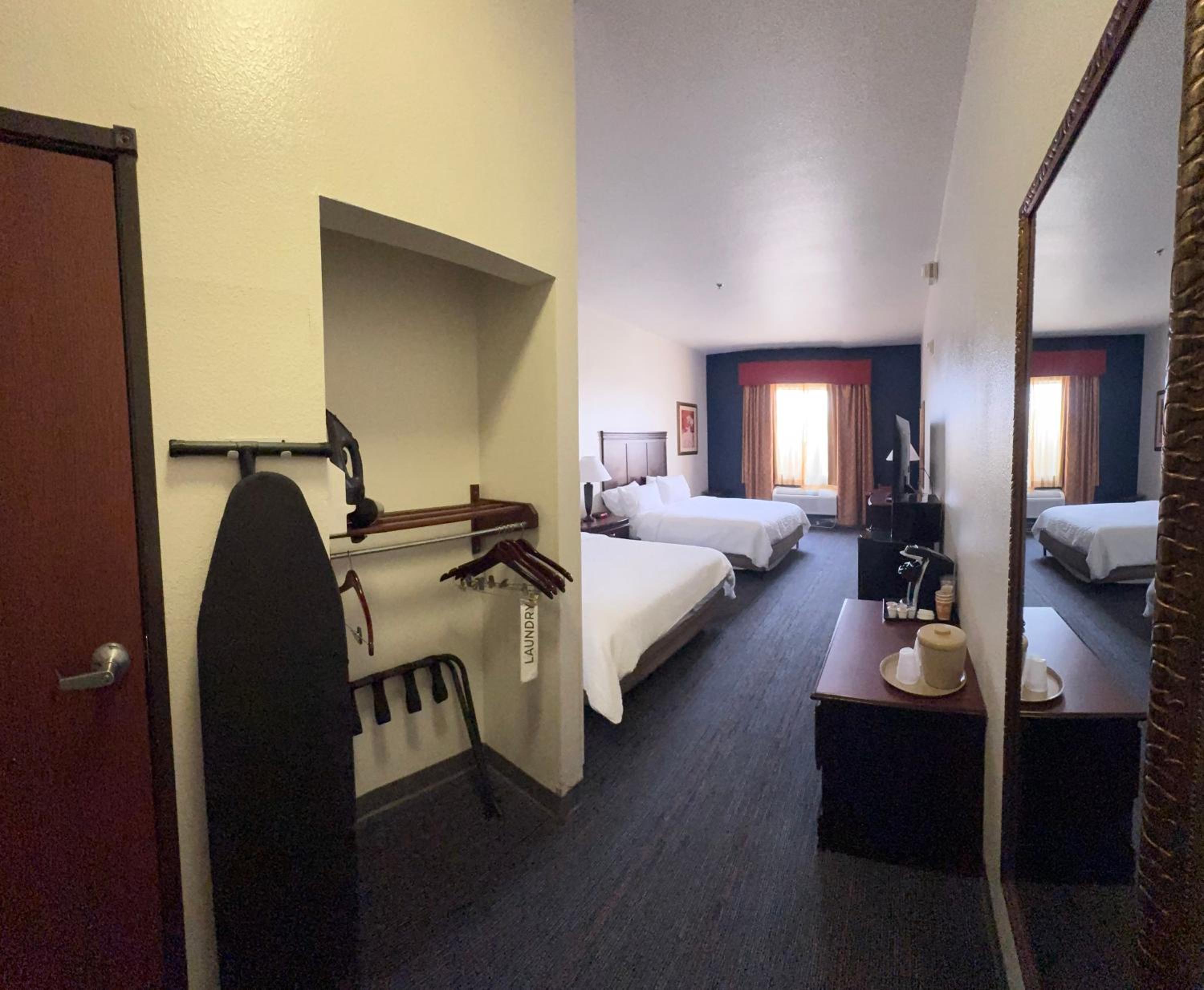 Quadruple Room with Two Queen Beds and Roll-In Shower - Disability Access/Non Smoking photo 2