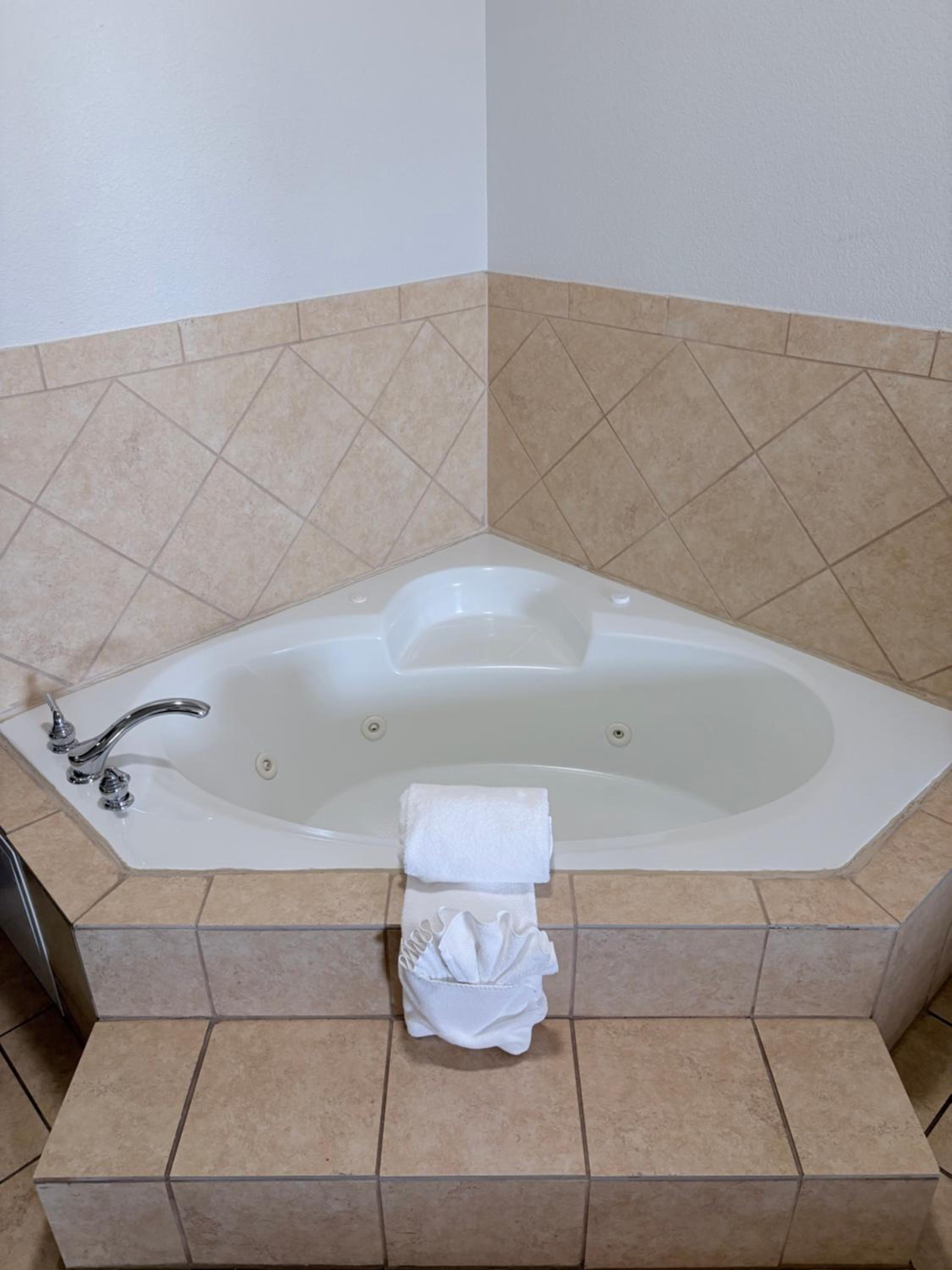 King Suite with Tub - Disability Access/Non Smoking photo 2