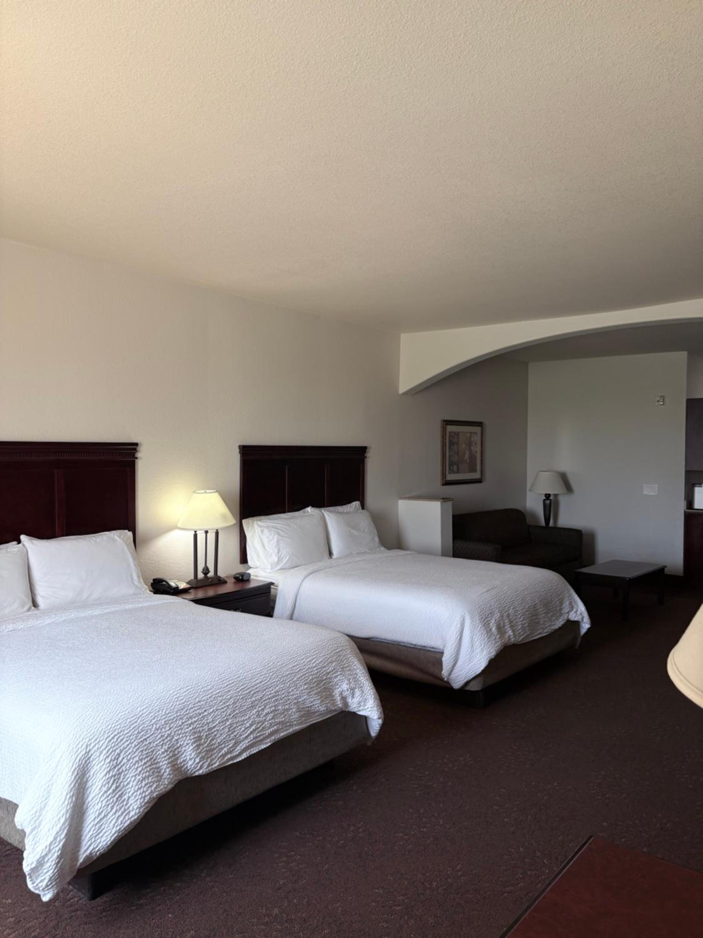 Queen Suite with Two Queen Beds - Non Smoking photo 2