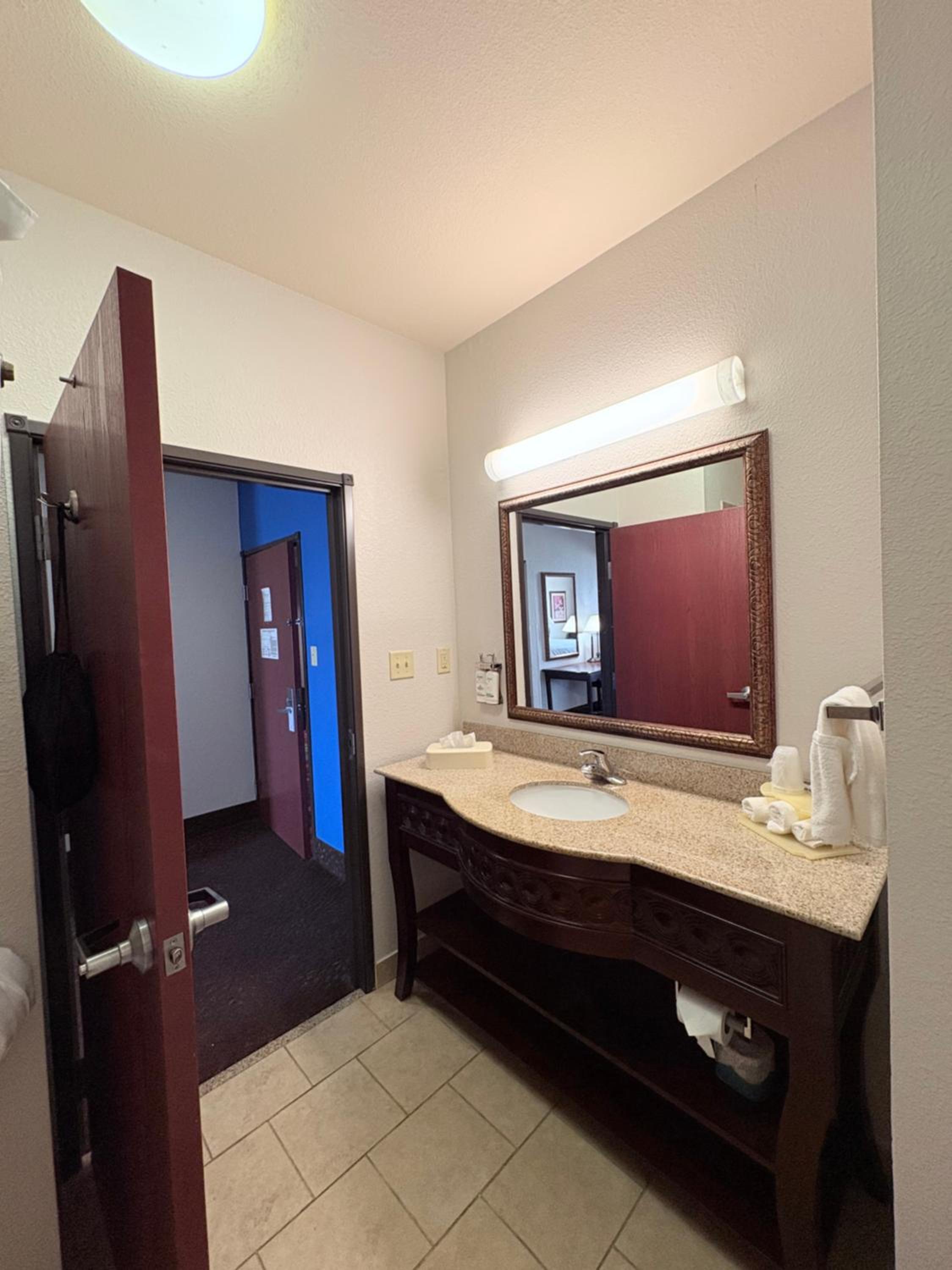 King Suite with Tub - Disability Access/Non Smoking photo 3