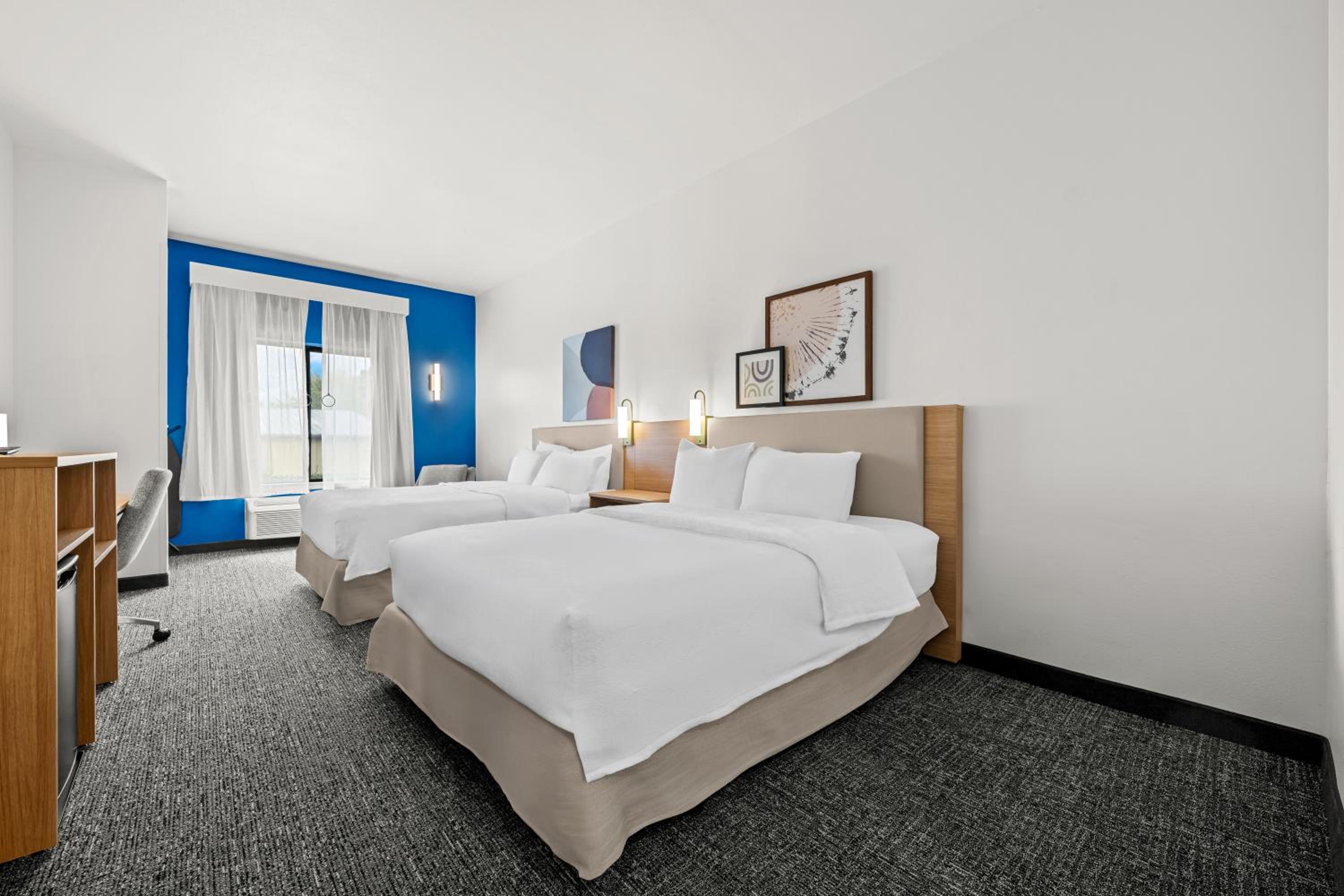 Queen Room with Two Queen Beds - Photo 3