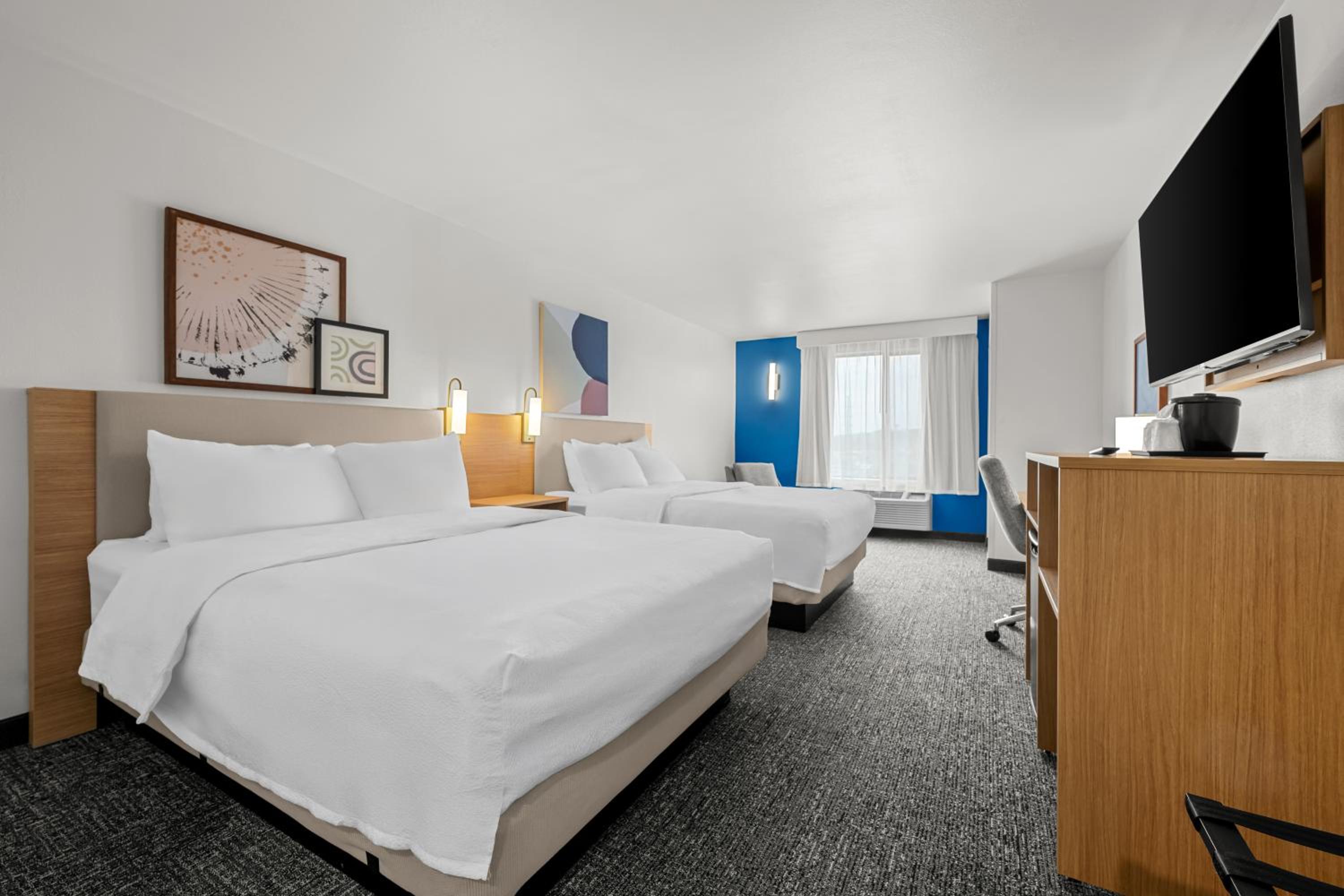 Queen Room with Two Queen Beds - Photo 6