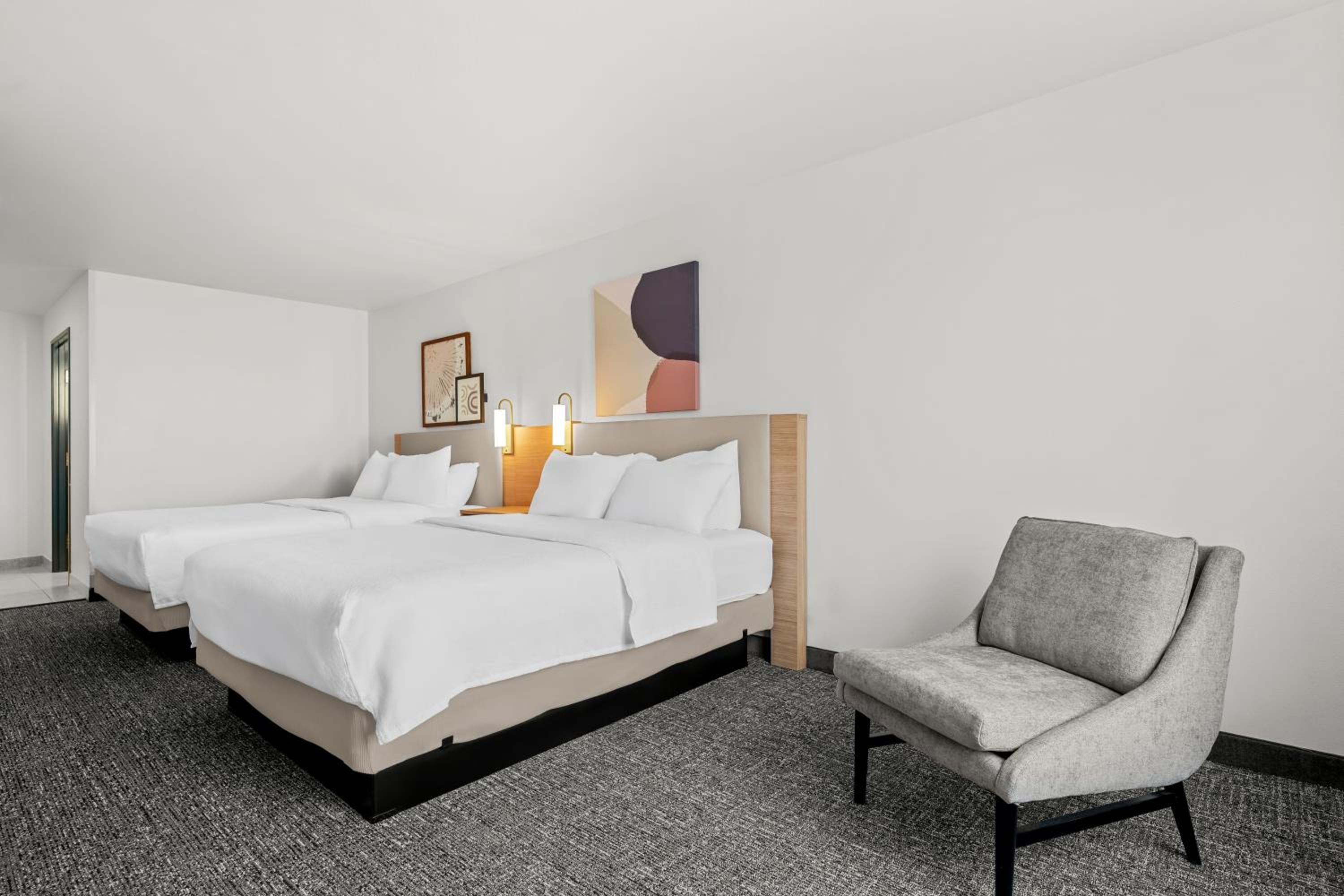 Queen Room with Two Queen Beds - Photo 5
