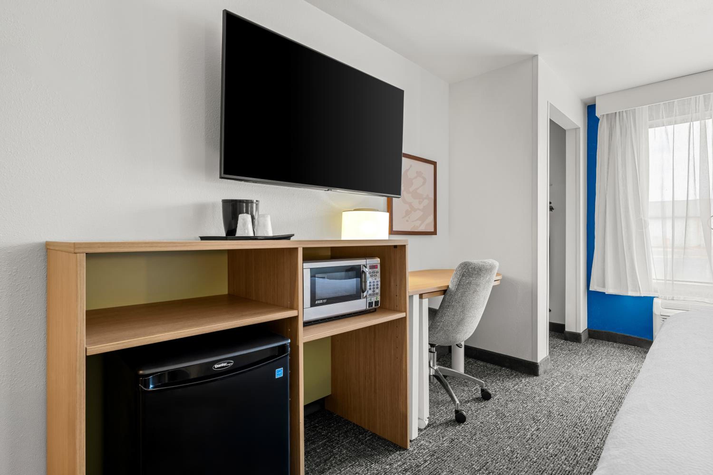 King Room with Shower - Mobility Accessible - Photo 4
