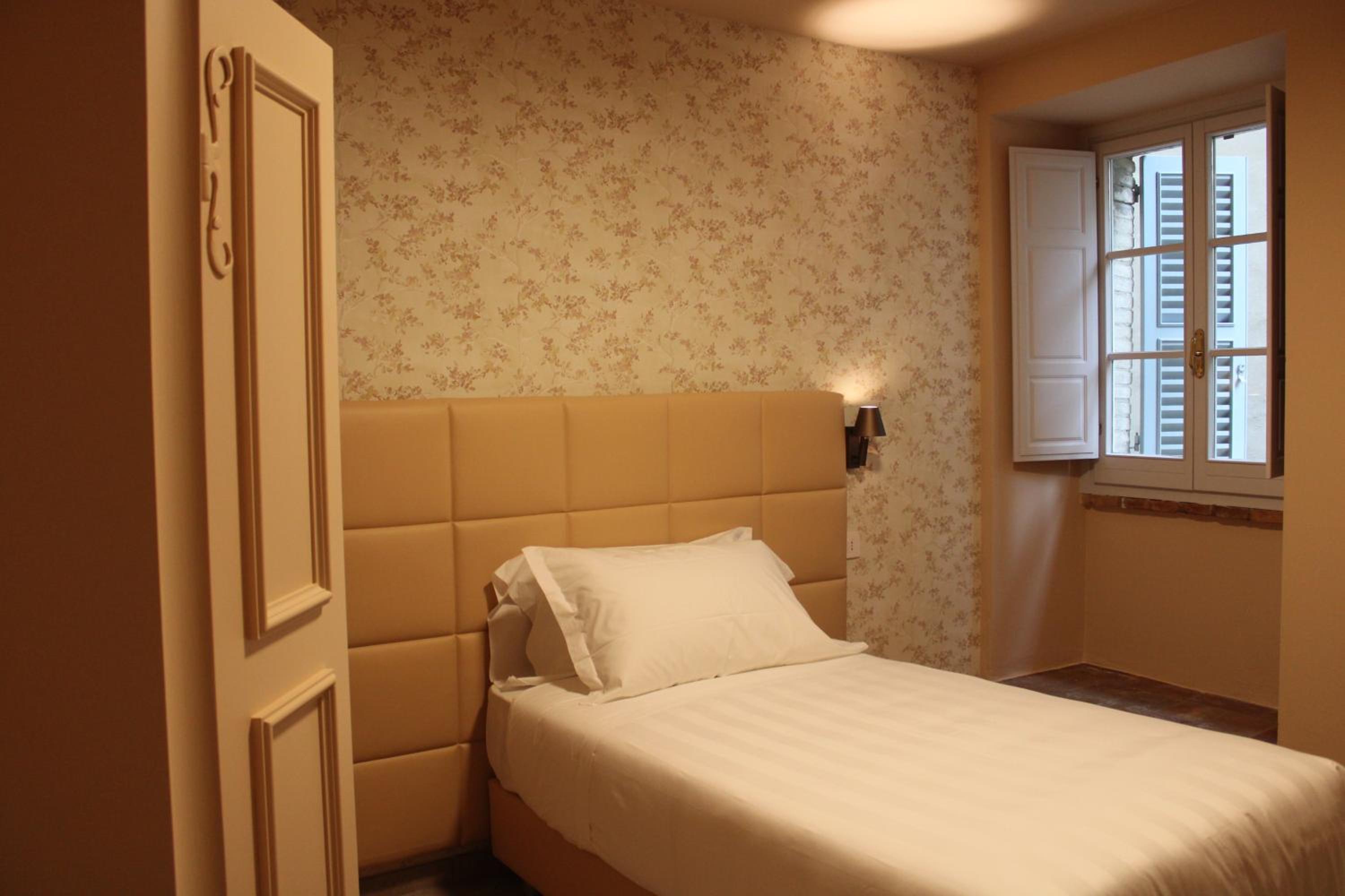 Standard Single Room with Sofa Bed photo 3