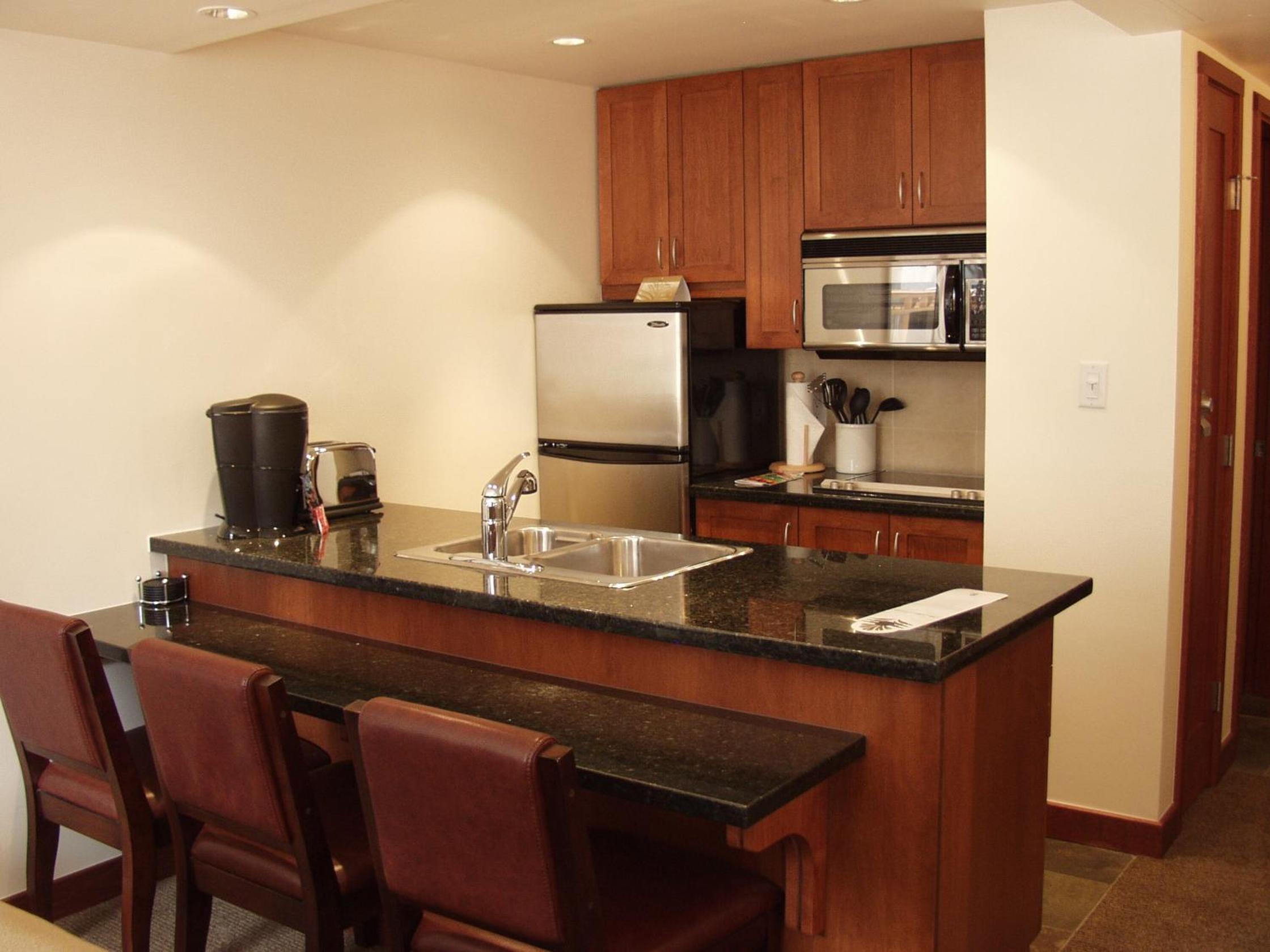 One Bedroom Lower Floor Suite - Photo 2