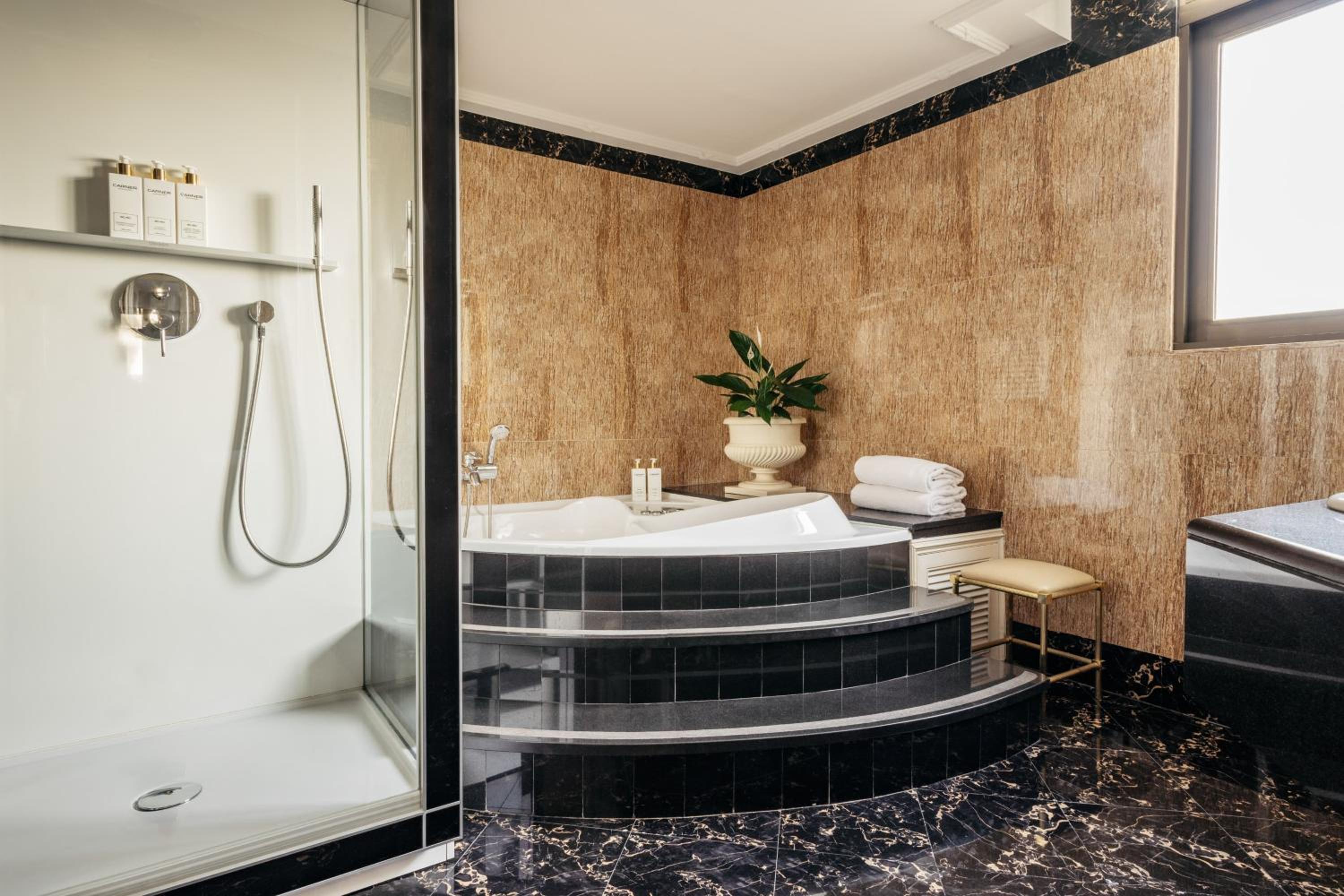 Royal Suite Red Level