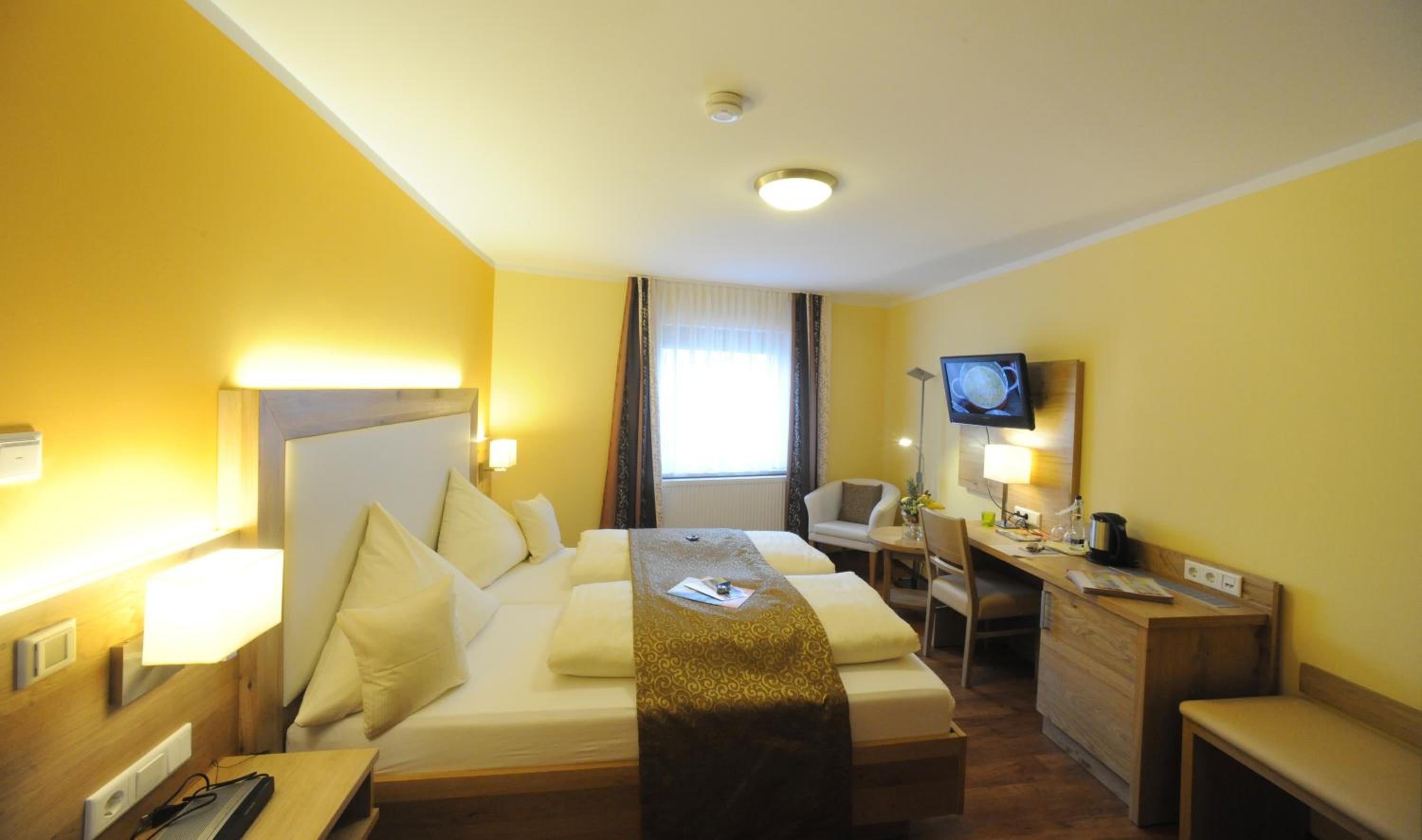 Deluxe Double Room with Balcony photo 3