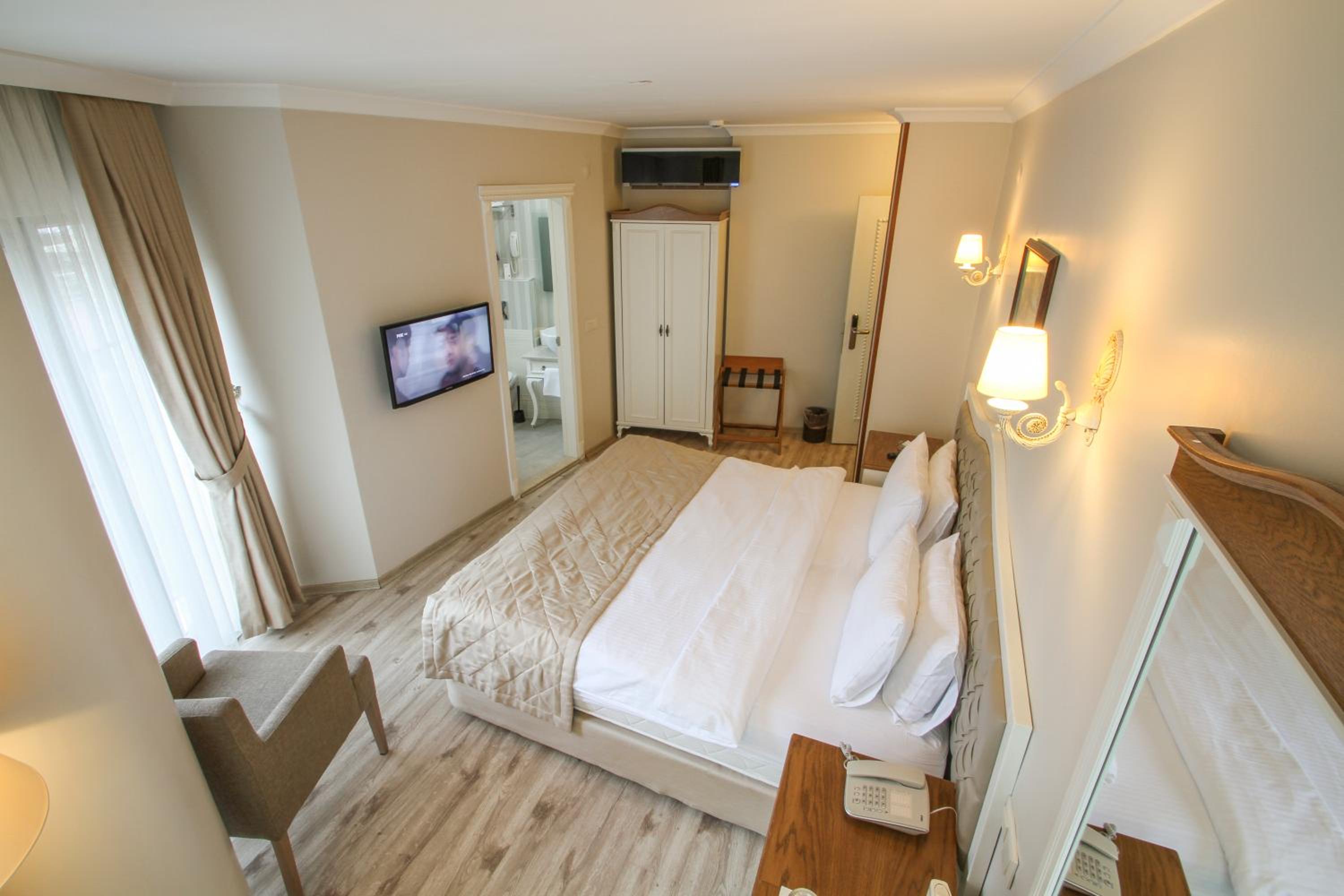 Standard Double or Twin Room photo 3
