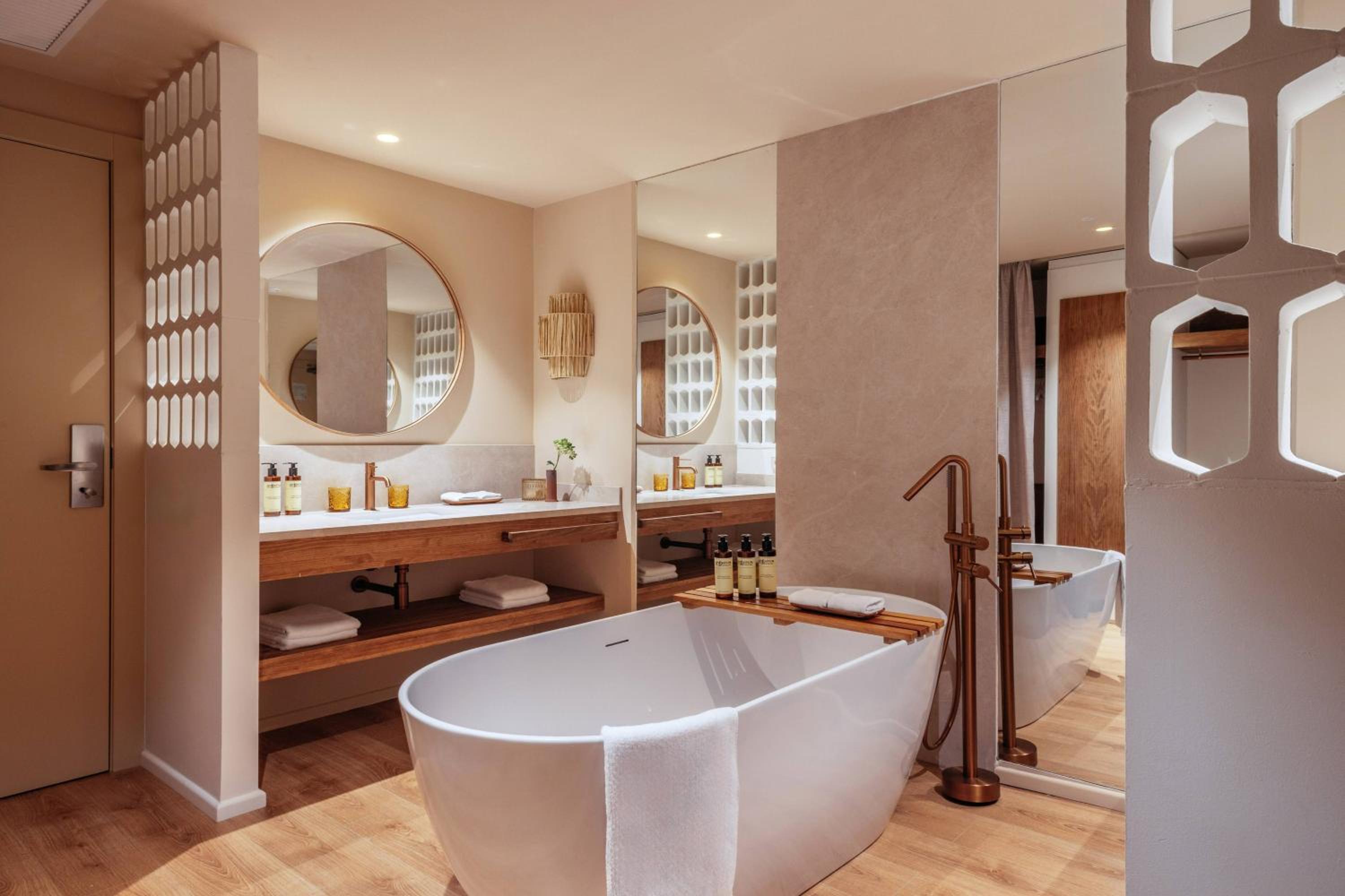 Beyond ME+ Junior Suite with Terracev Tub