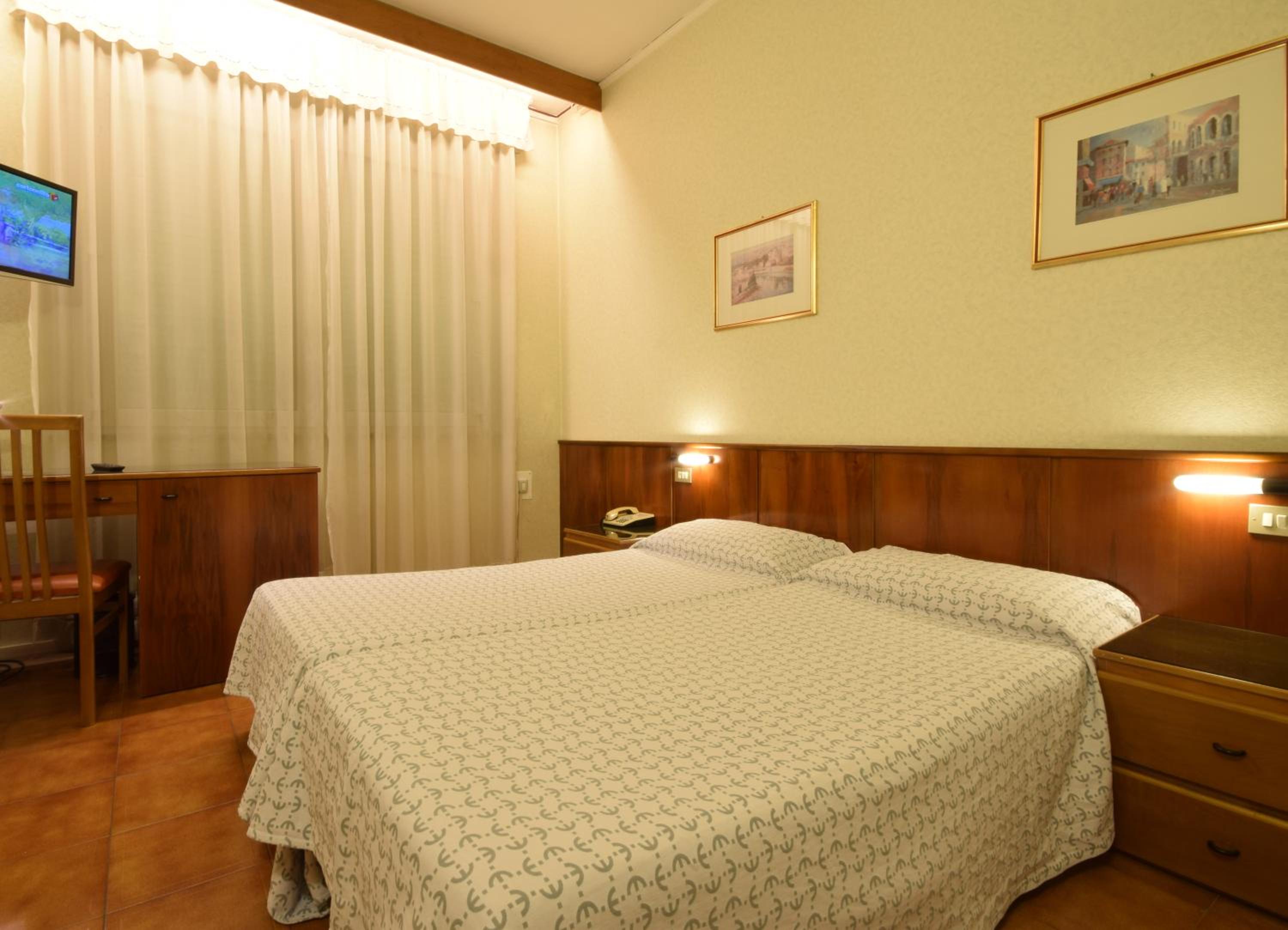Twin Room - Photo 3