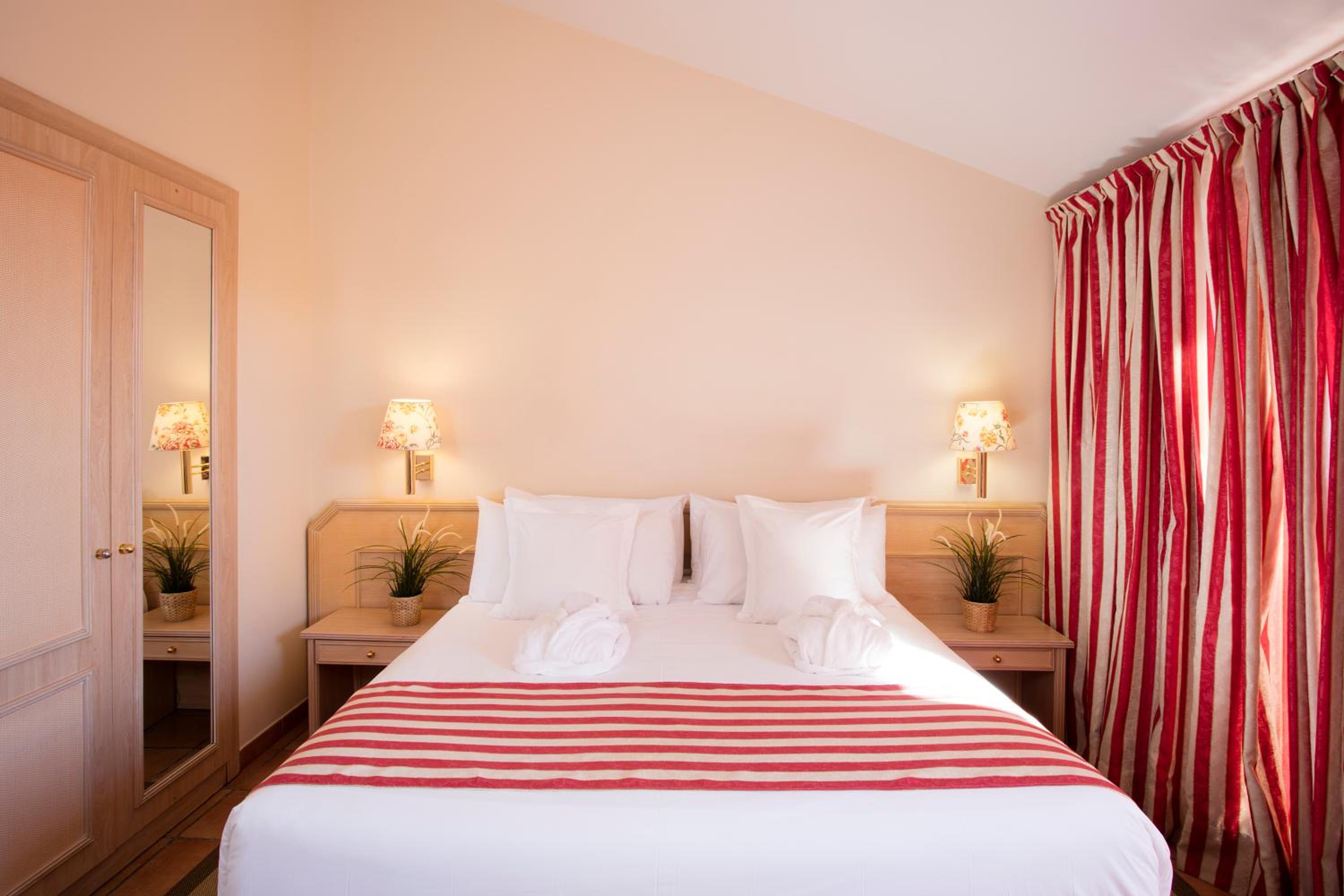 Quadruple Room (2 Adults + 2 Children) photo 2