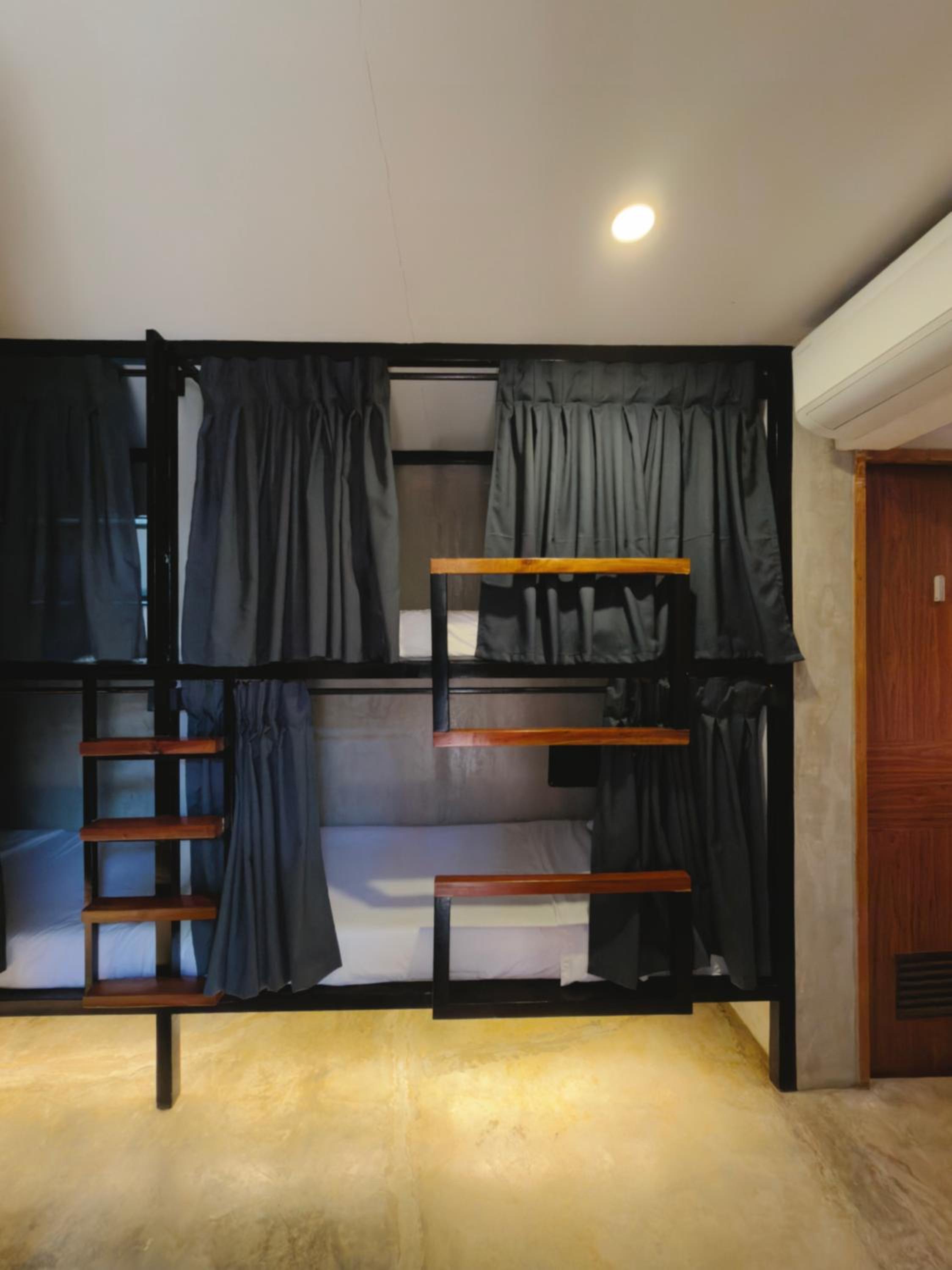 6-Bed Mixed Dormitory Room photo 2