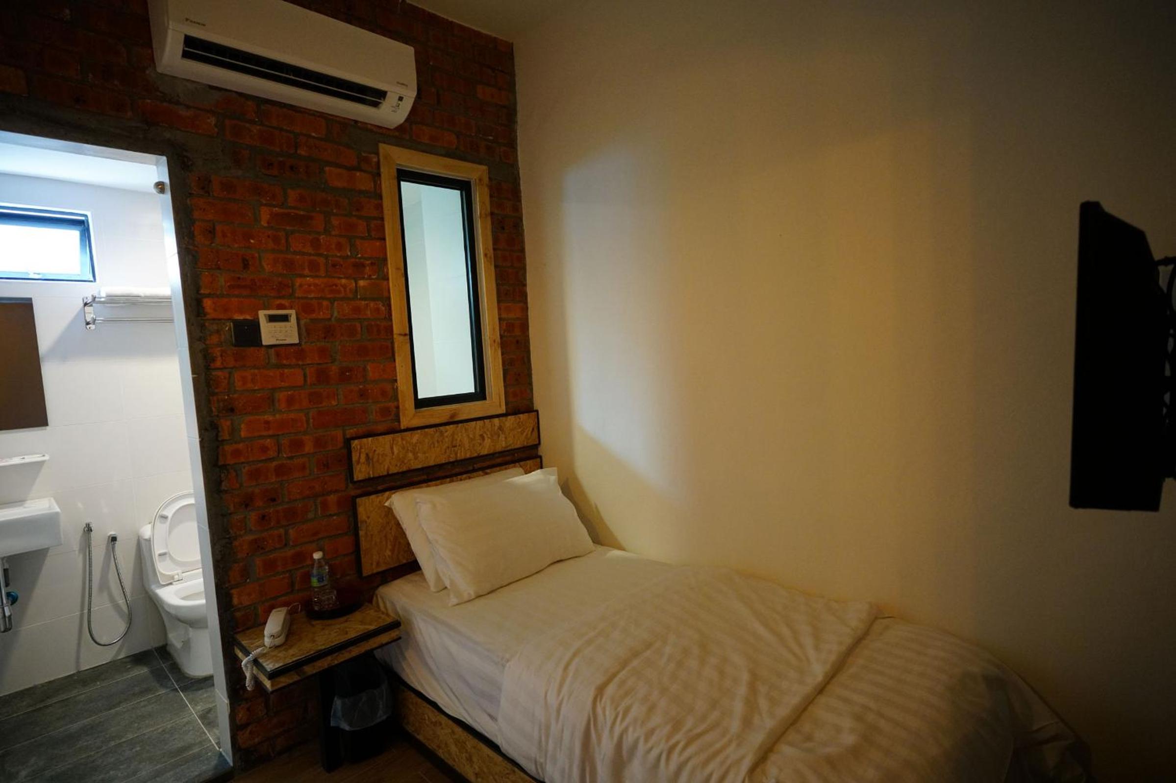 Single Room (1 person only)