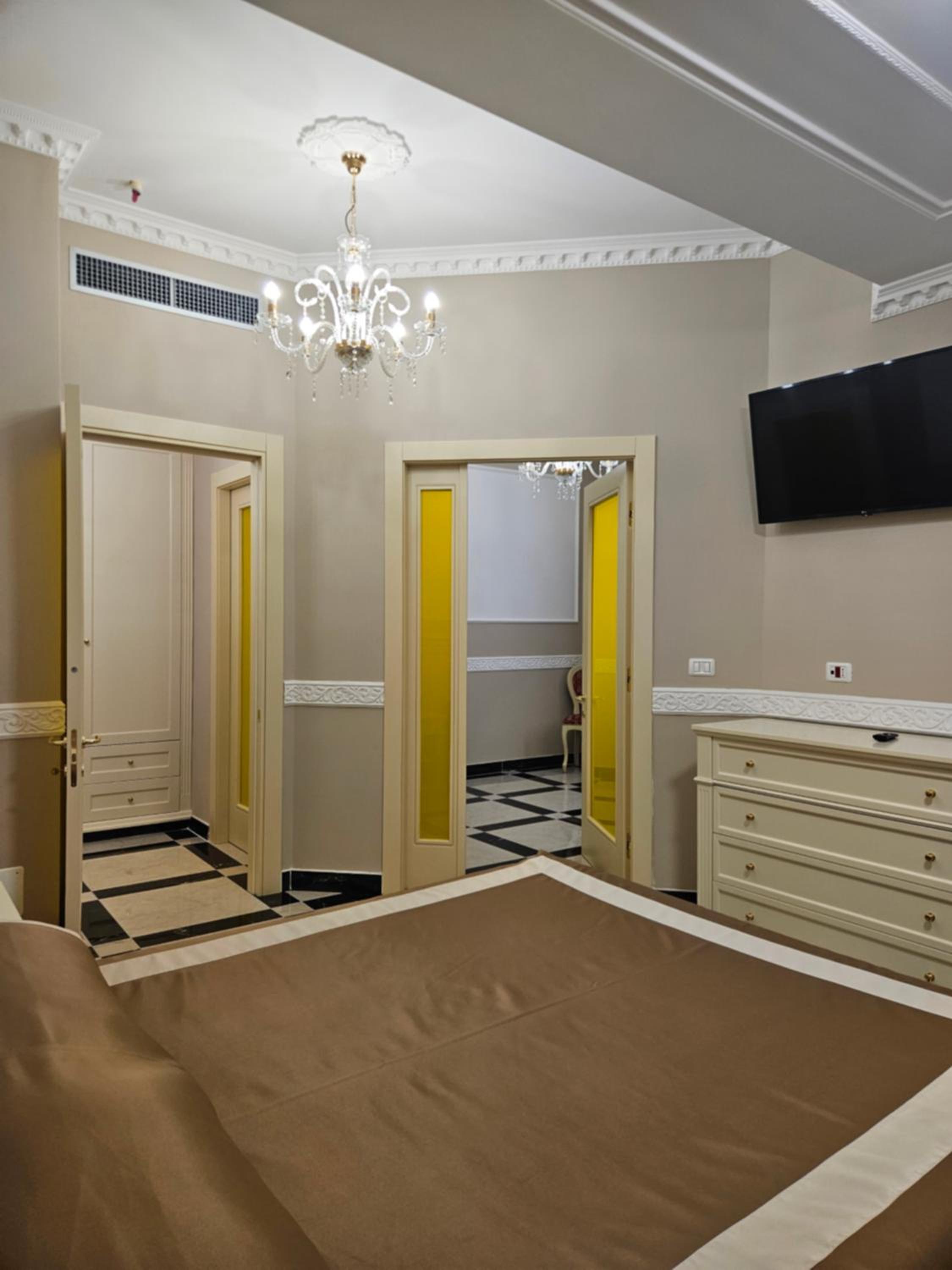 Deluxe King Suite photo 1