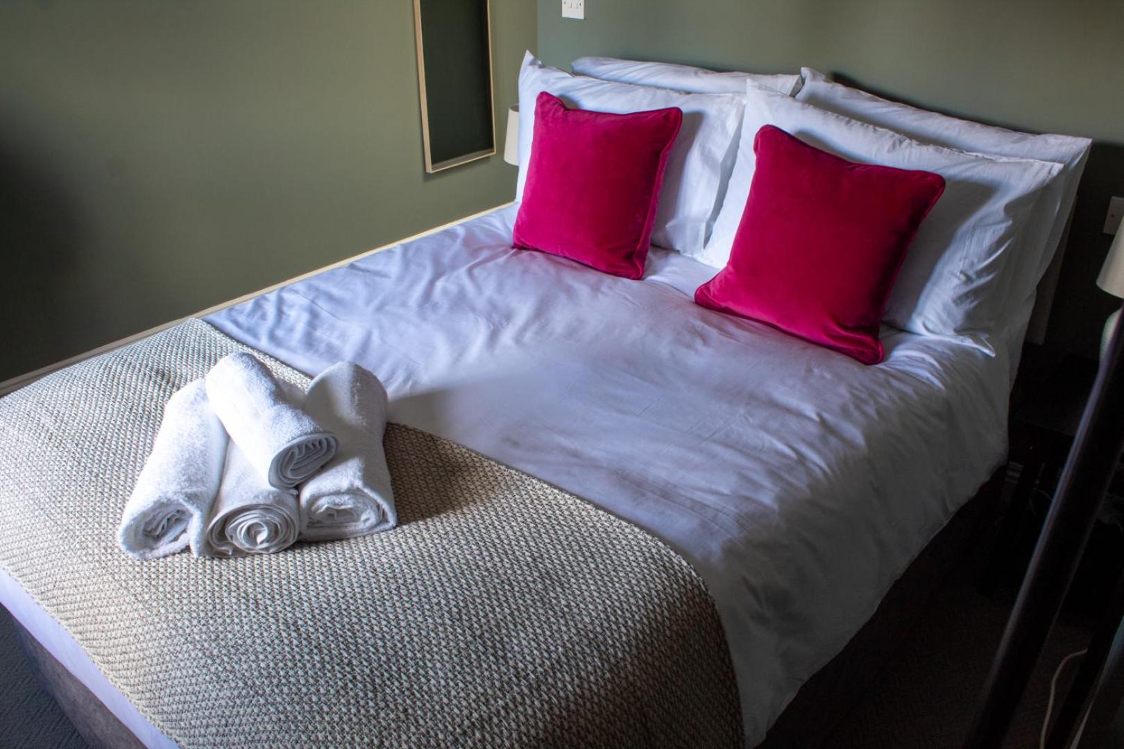 Double Room with Private Bathroom - Photo 2