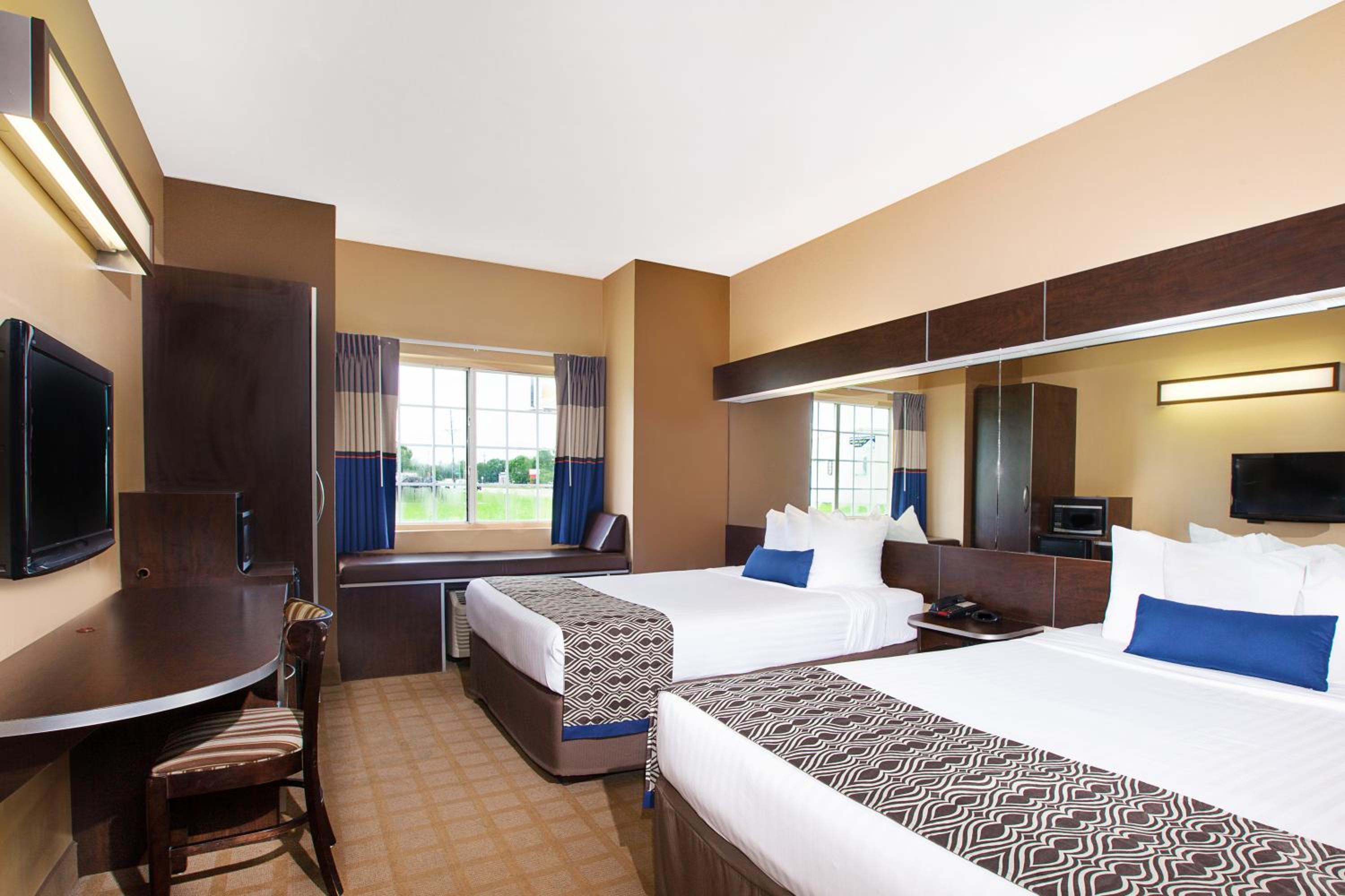 Queen Room with Two Queen Beds - Non-Smoking - Photo 5