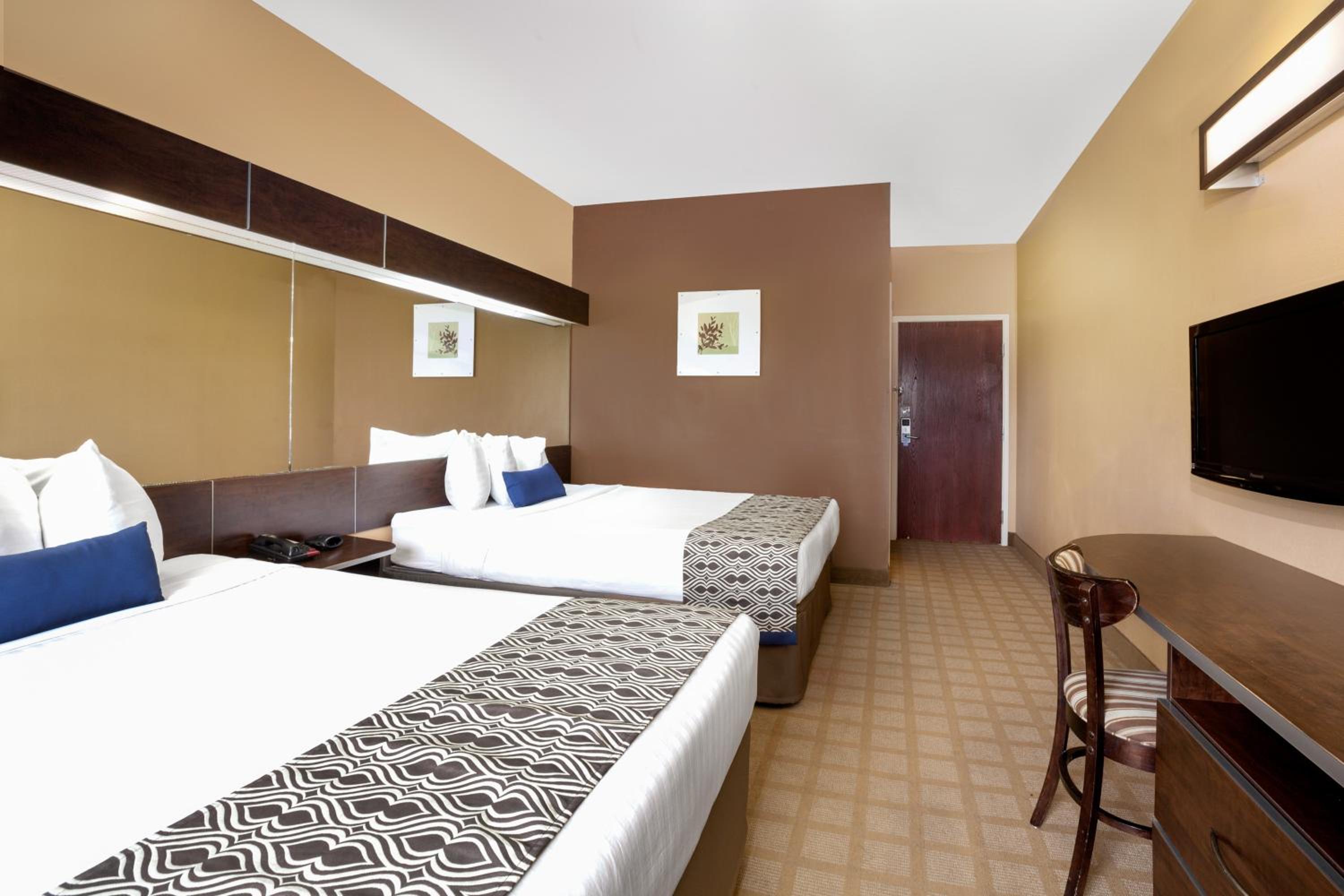 Queen Room with Two Queen Beds - Non-Smoking - Photo 4