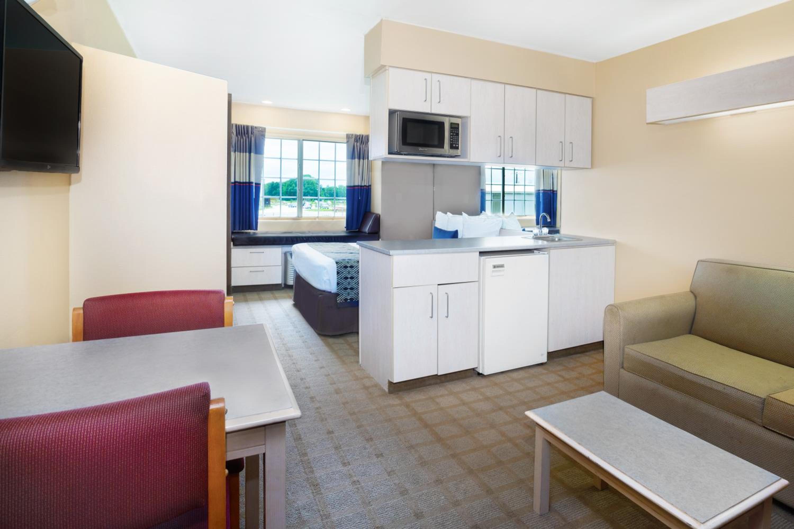 Queen Studio Suite - Non-Smoking - Photo 2