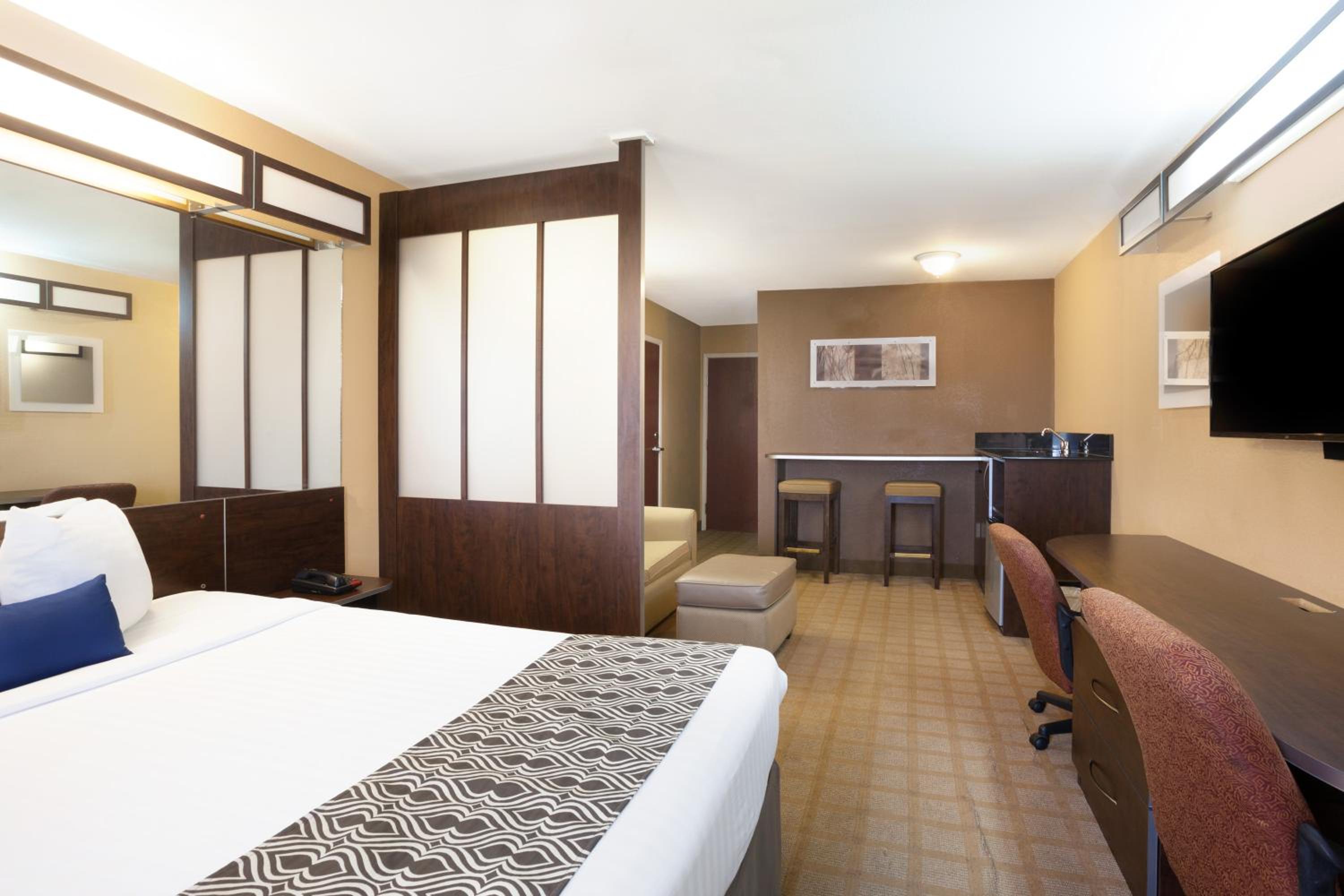 Deluxe Queen Studio Suite - Mobility Access/Non-Smoking - Photo 3