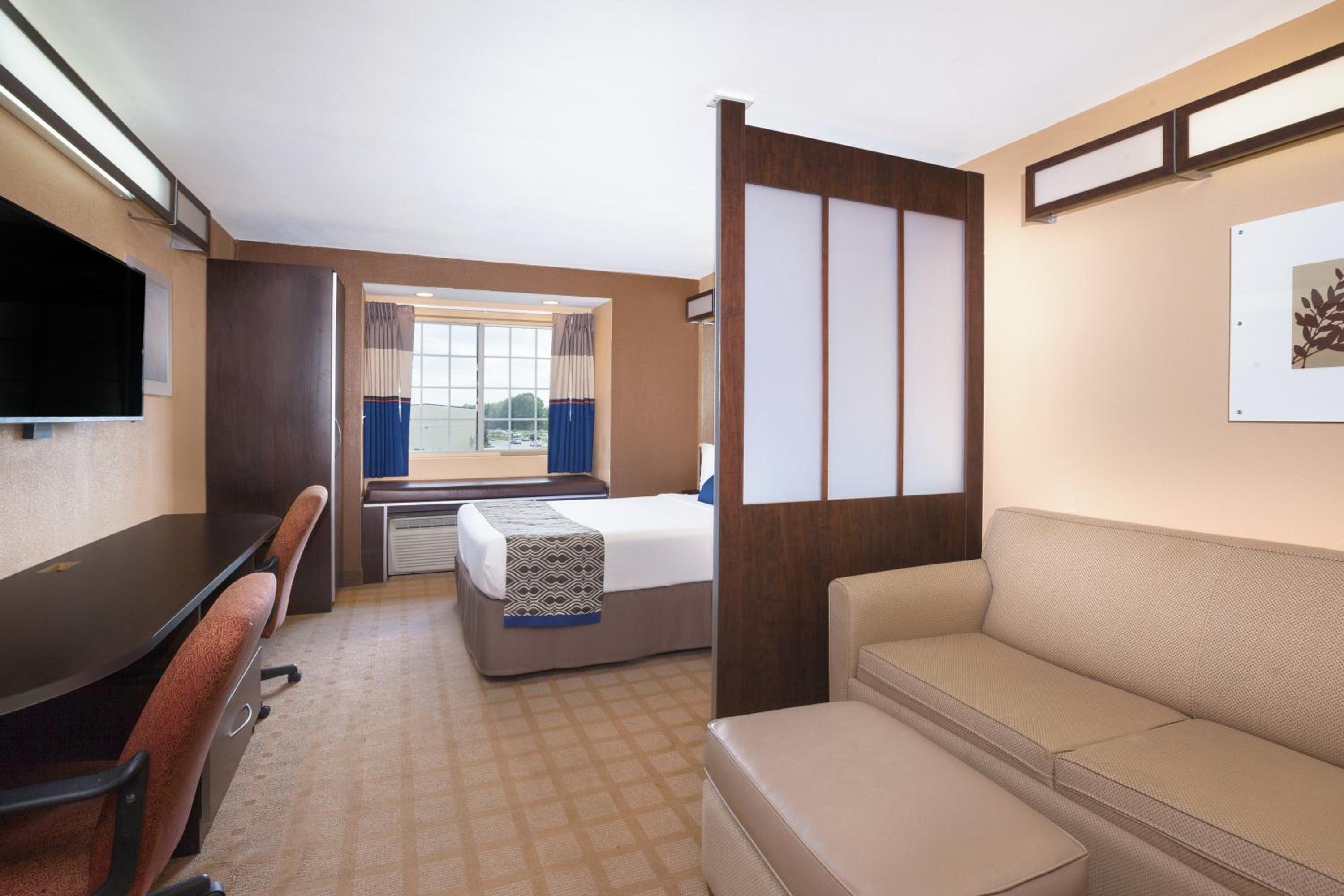 Deluxe Queen Studio Suite - Mobility Access/Non-Smoking - Photo 2